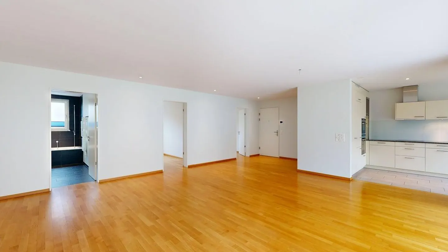 Bright 5.5-Room Garden Apartment with Plenty of Space to Live - Photo 4 of 12