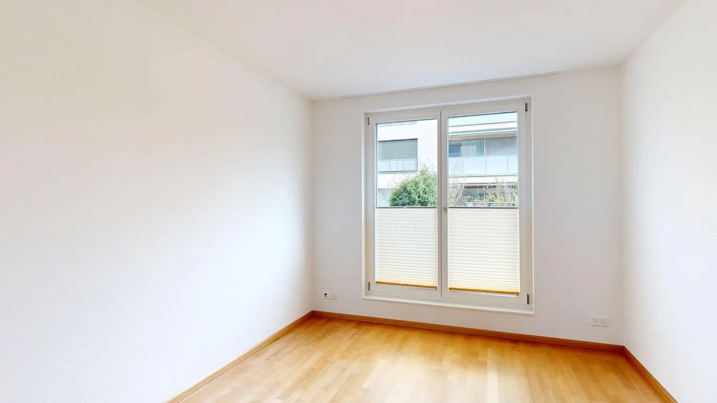 Bright 5.5-Room Garden Apartment with Plenty of Space to Live - Photo 5 of 12