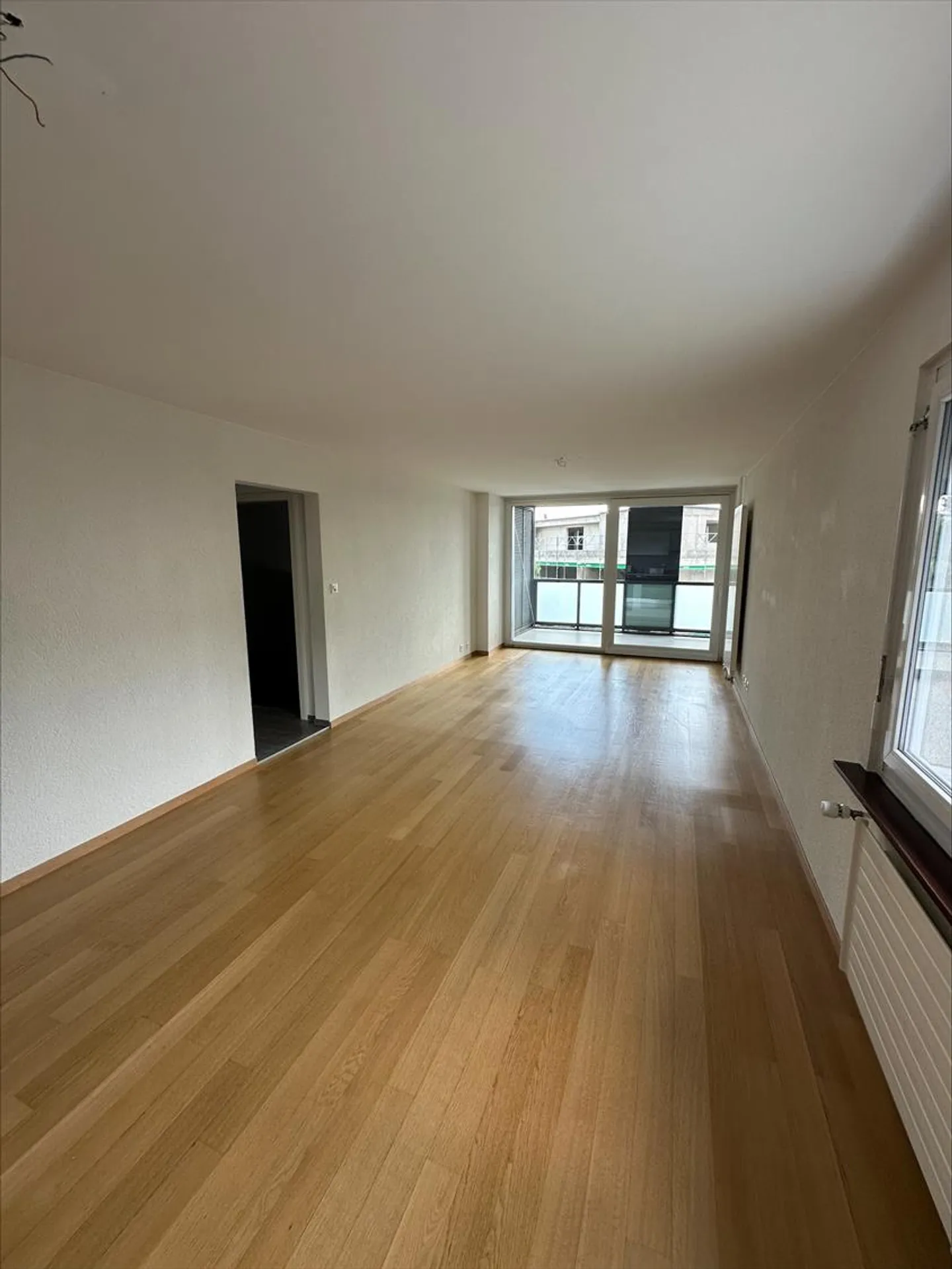 Ampio appartamento di 4.0 stanze con balcone a Cornaux - Foto 2 di 8