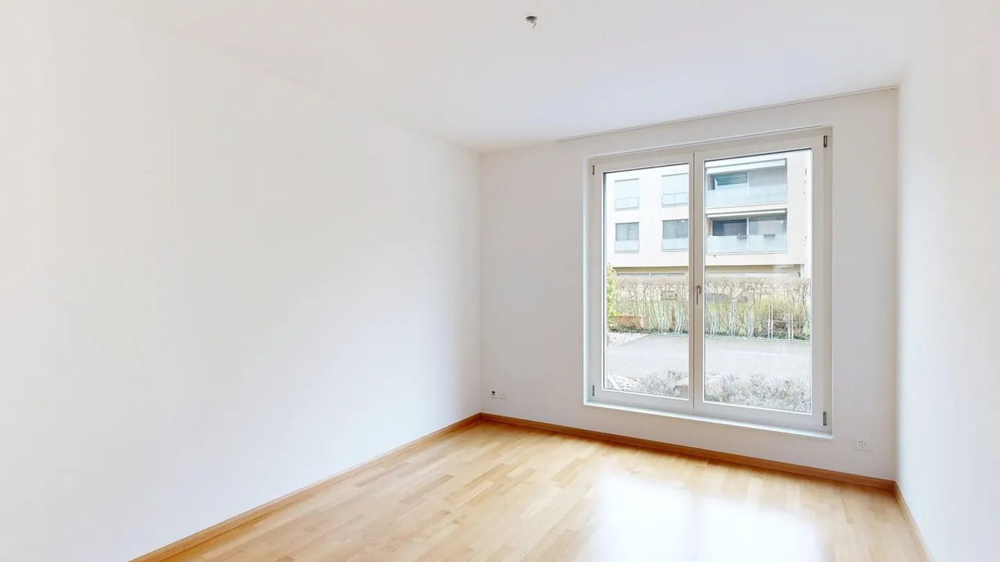 Bright 5.5-Room Garden Apartment with Plenty of Space to Live - Photo 7 of 12