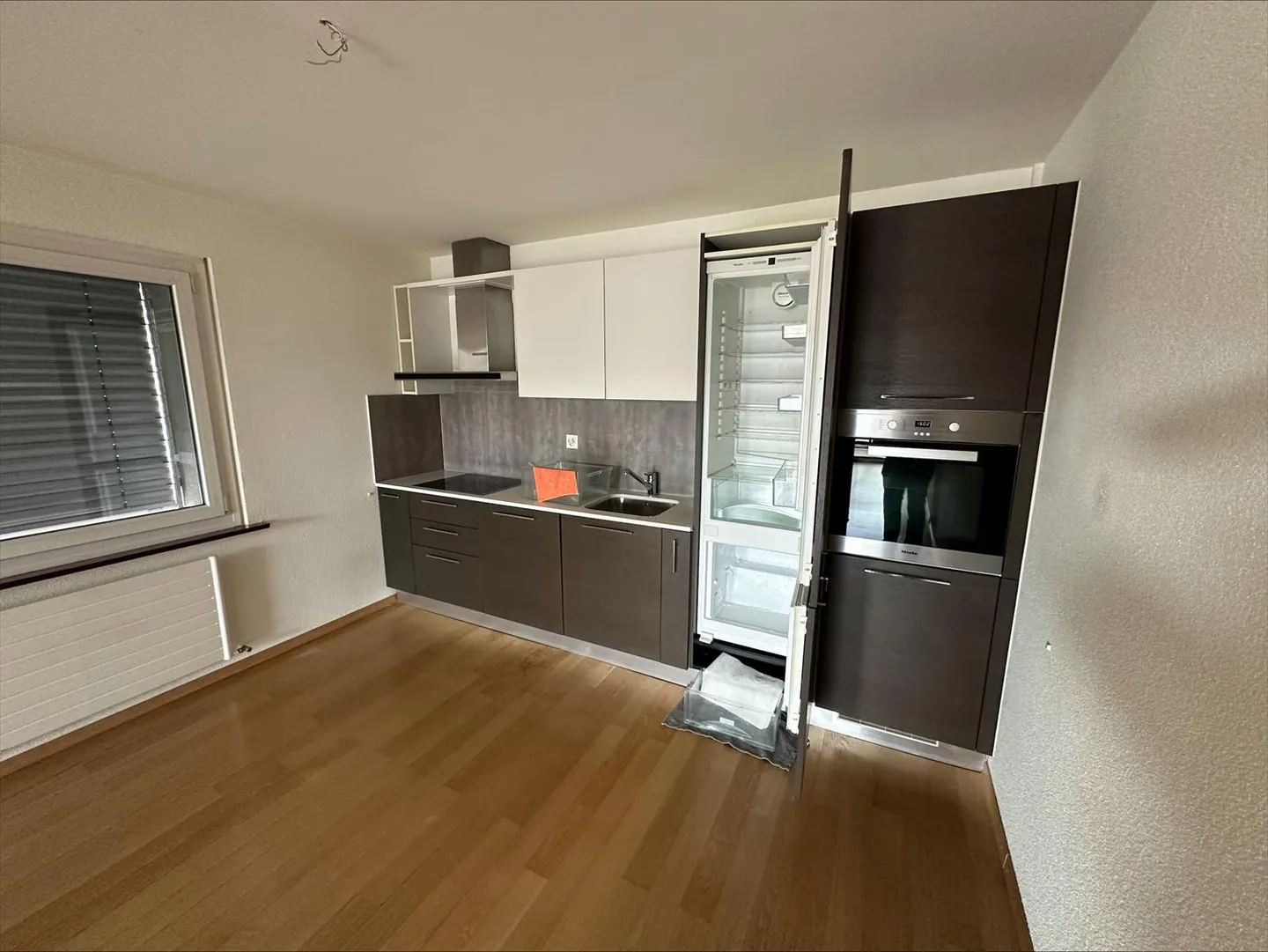 Ampio appartamento di 4.0 stanze con balcone a Cornaux - Foto 3 di 8