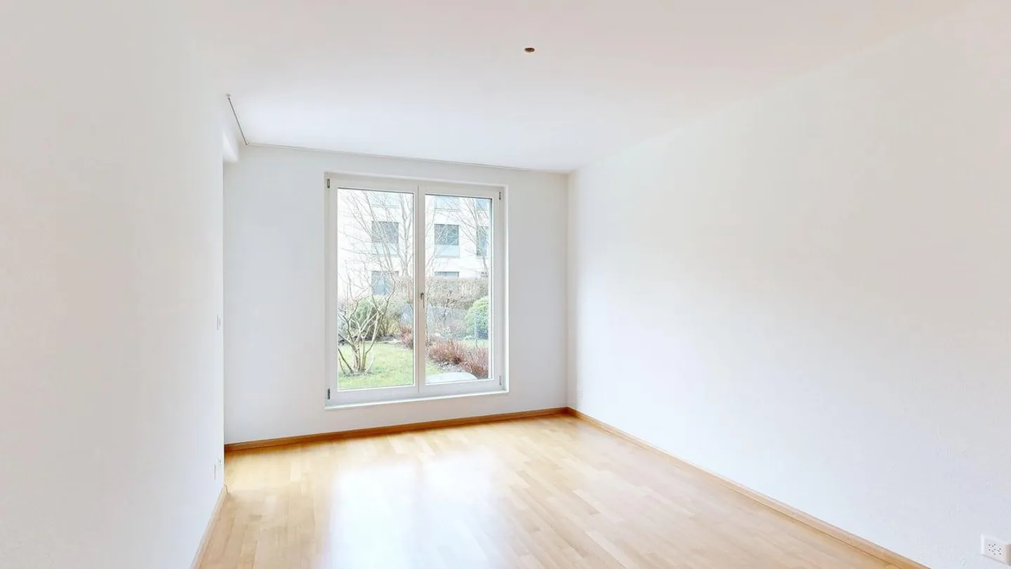 Bright 5.5-Room Garden Apartment with Plenty of Space to Live - Photo 8 of 12