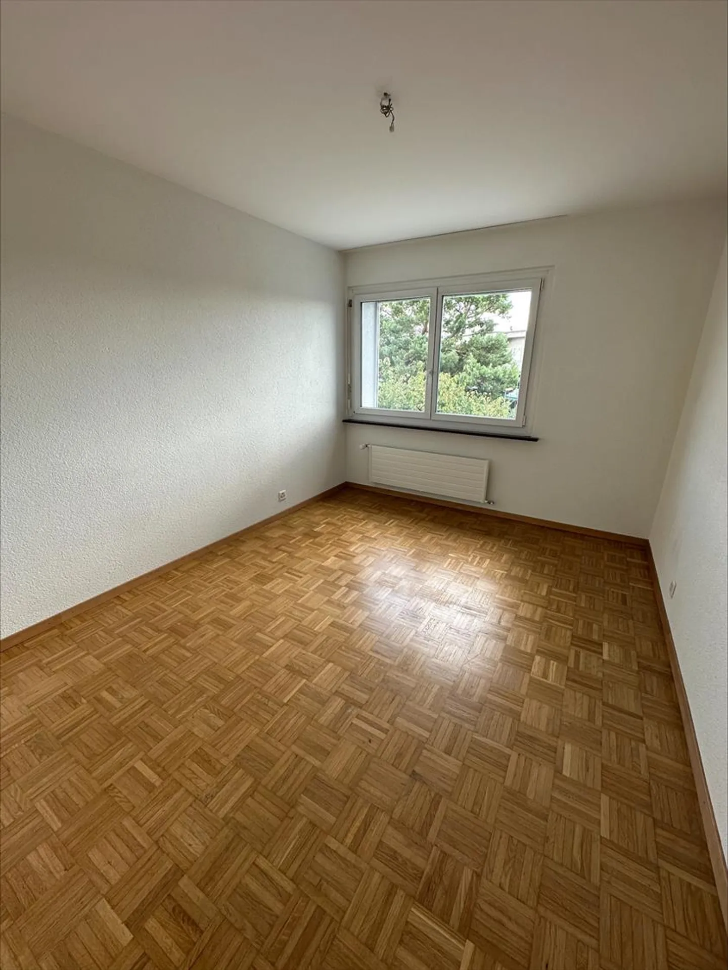 Ampio appartamento di 4.0 stanze con balcone a Cornaux - Foto 4 di 8