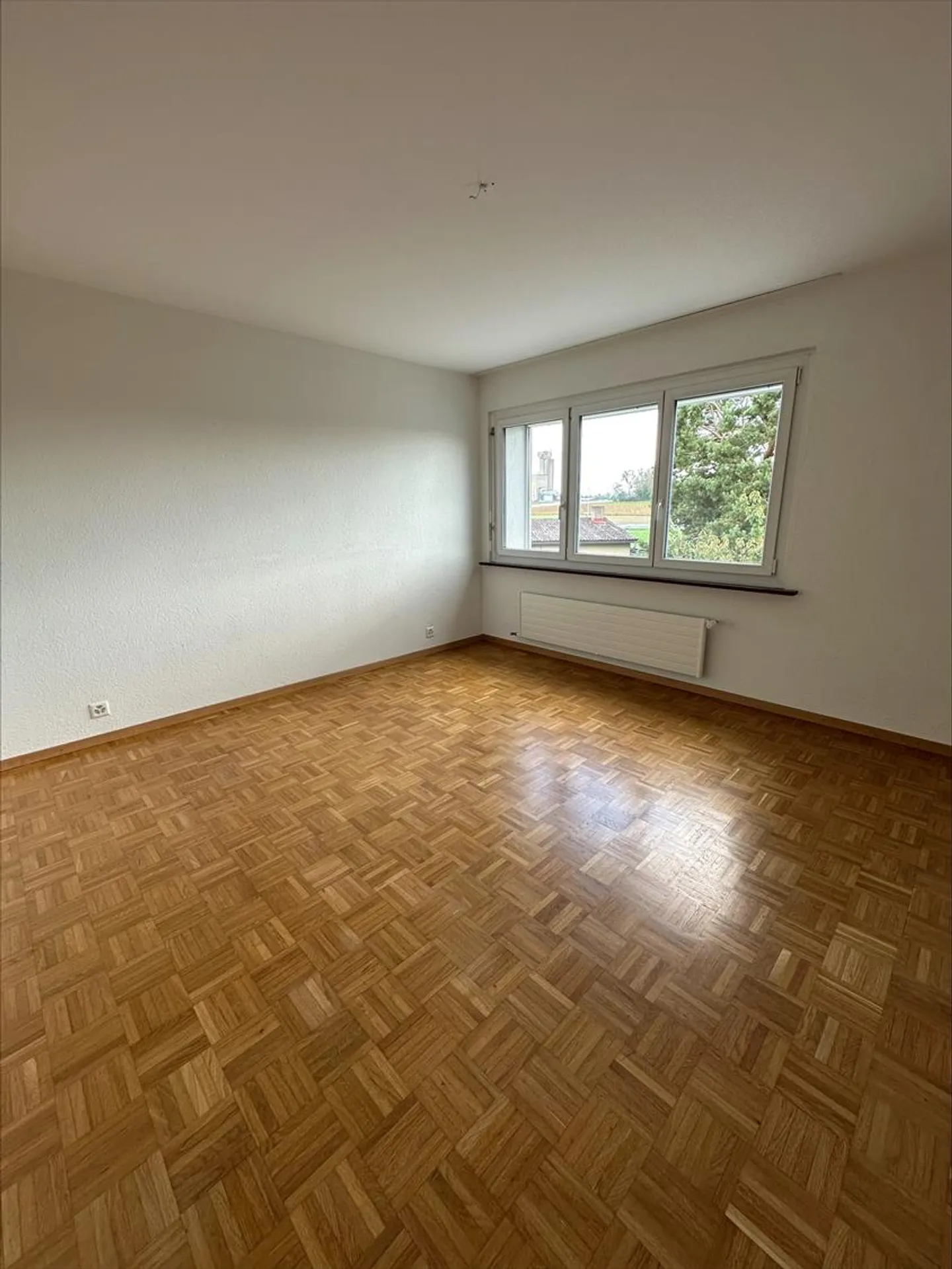 Ampio appartamento di 4.0 stanze con balcone a Cornaux - Foto 5 di 8