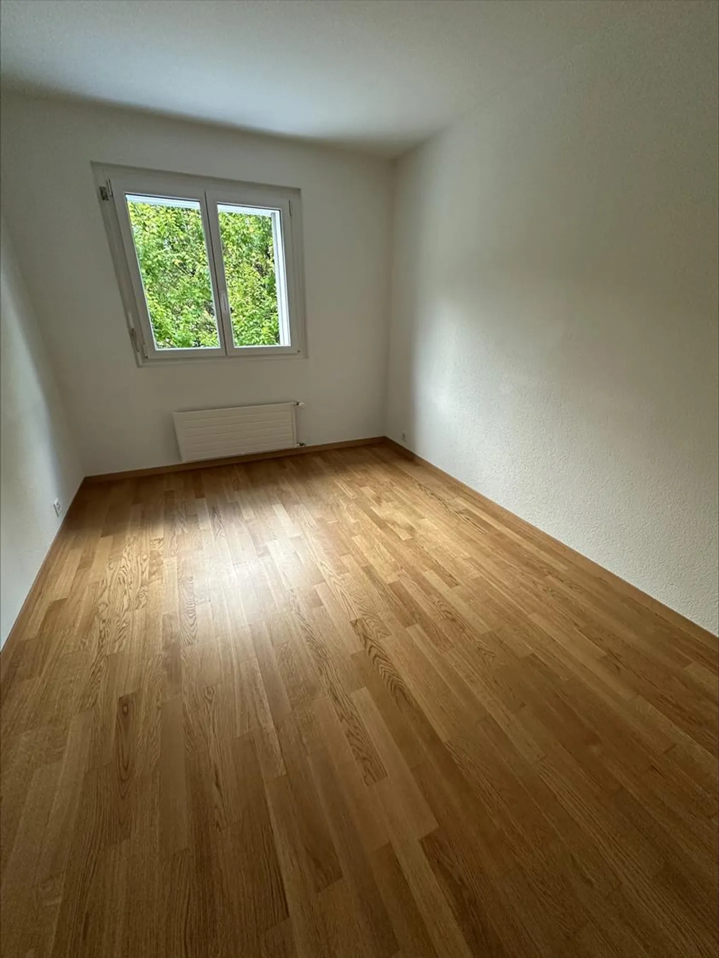 Ampio appartamento di 4.0 stanze con balcone a Cornaux - Foto 6 di 8