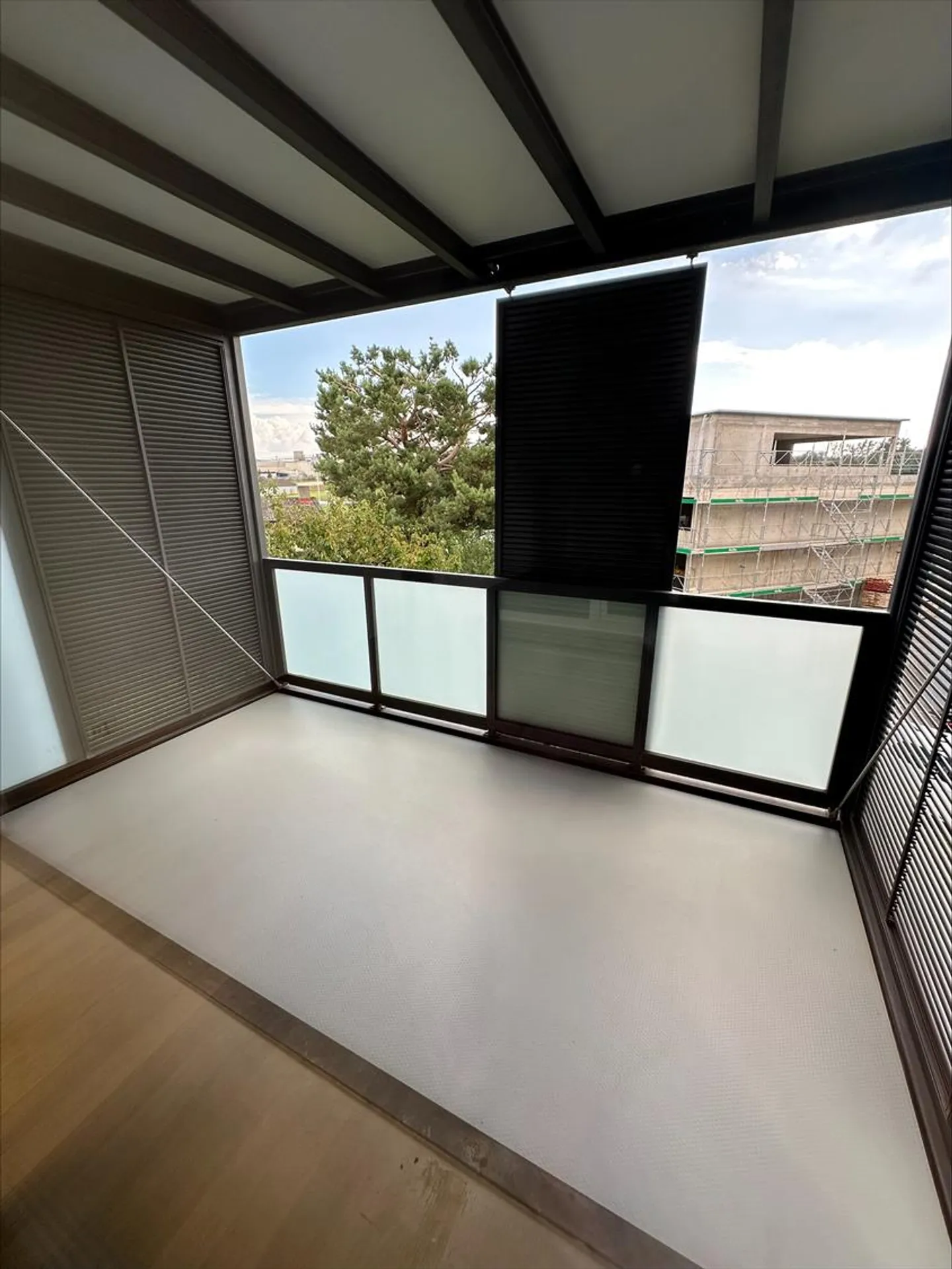 Ampio appartamento di 4.0 stanze con balcone a Cornaux - Foto 8 di 8