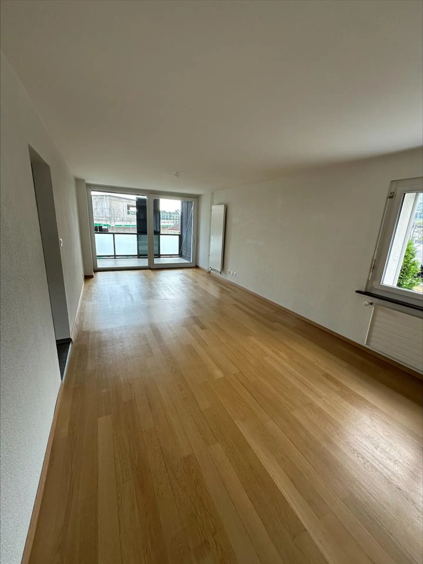 Ampio appartamento di 4.0 stanze con balcone a Cornaux - Foto 1 di 8