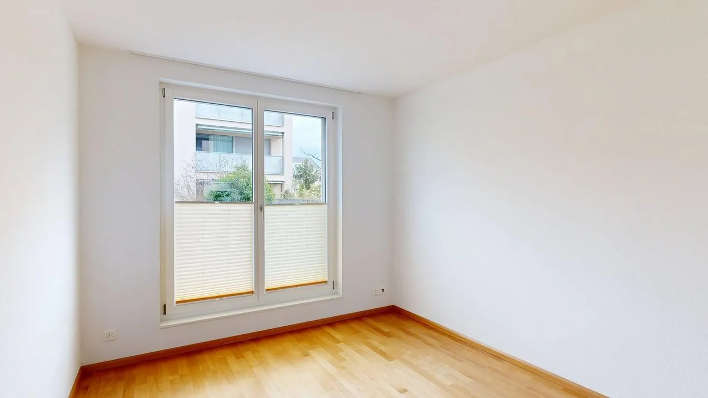 Bright 5.5-Room Garden Apartment with Plenty of Space to Live - Photo 6 of 12