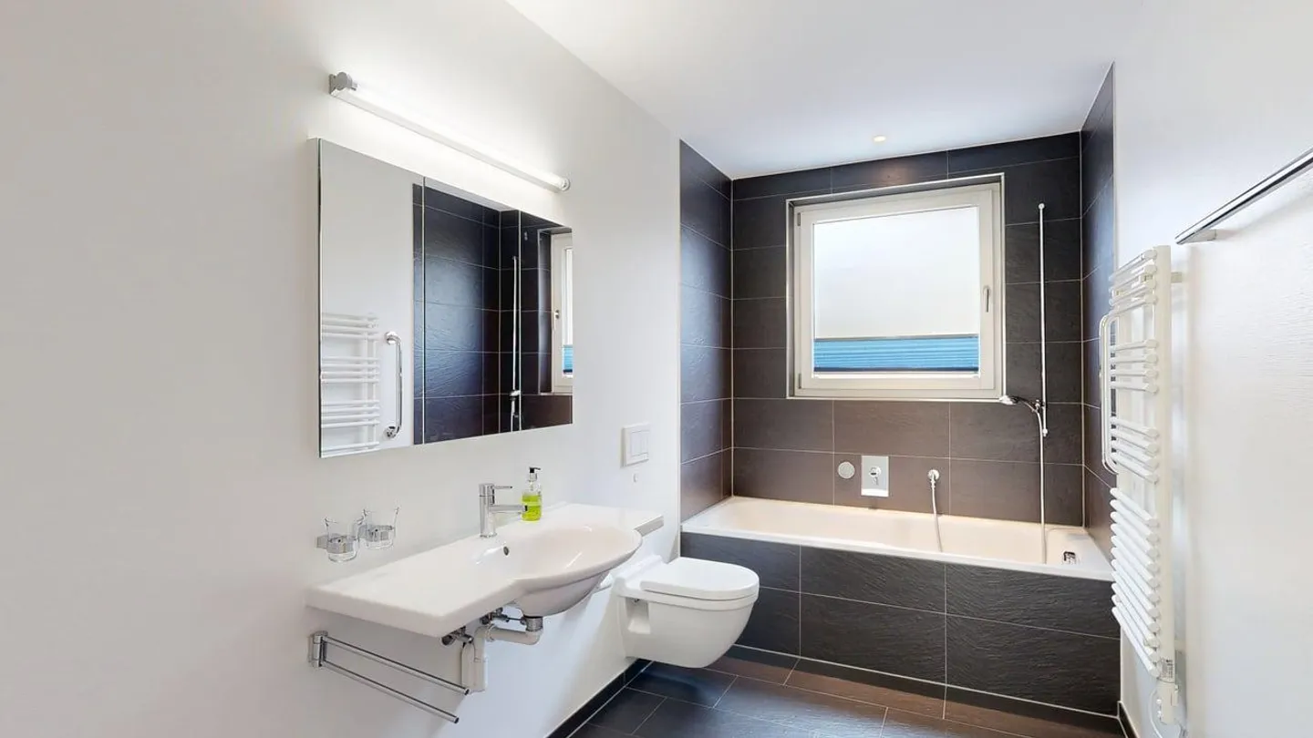 Bright 5.5-Room Garden Apartment with Plenty of Space to Live - Photo 10 of 12