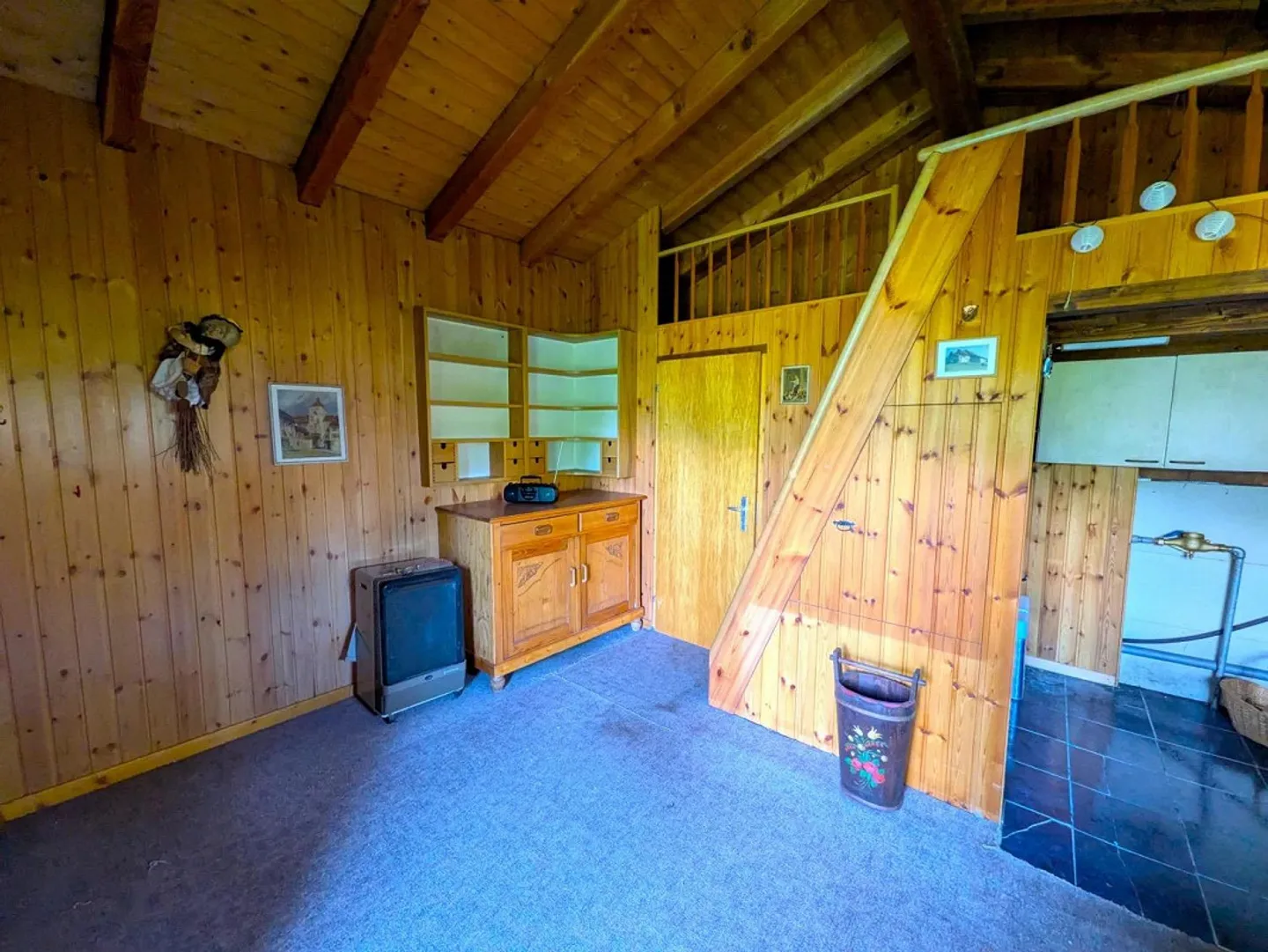 Cottage de sorcière au milieu d'une clairière de mélèzes - Photo 4 sur 16