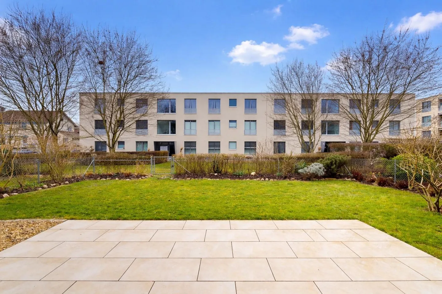 Bright 5.5-Room Garden Apartment with Plenty of Space to Live - Photo 11 of 12