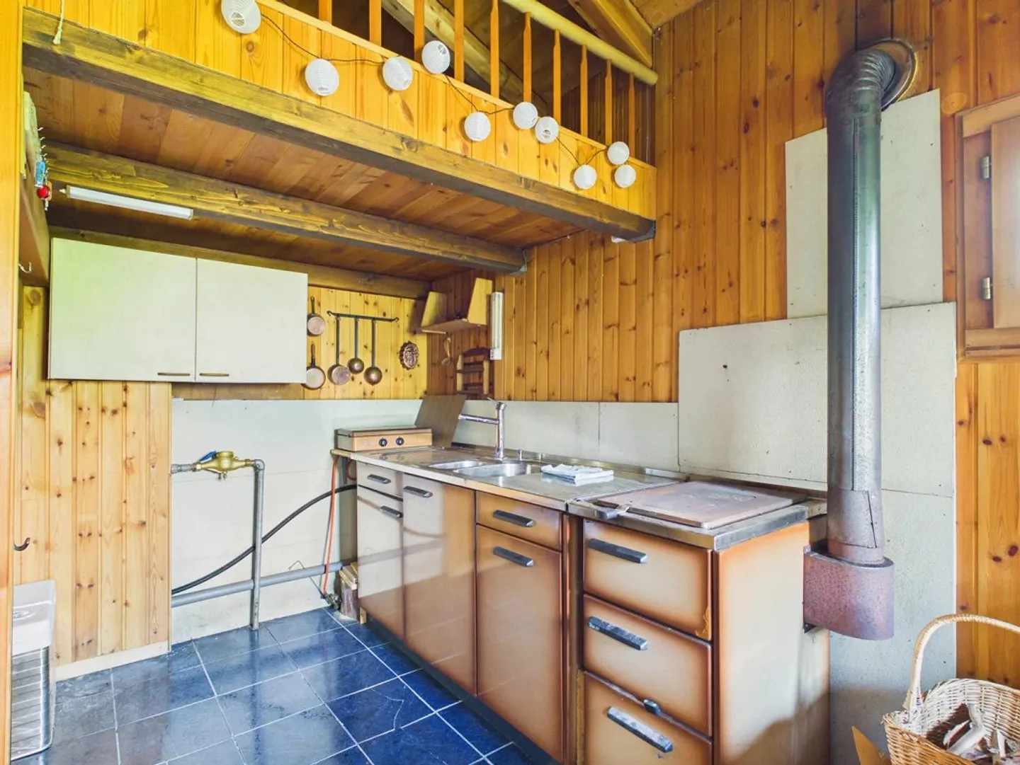 Cottage de sorcière au milieu d'une clairière de mélèzes - Photo 5 sur 16