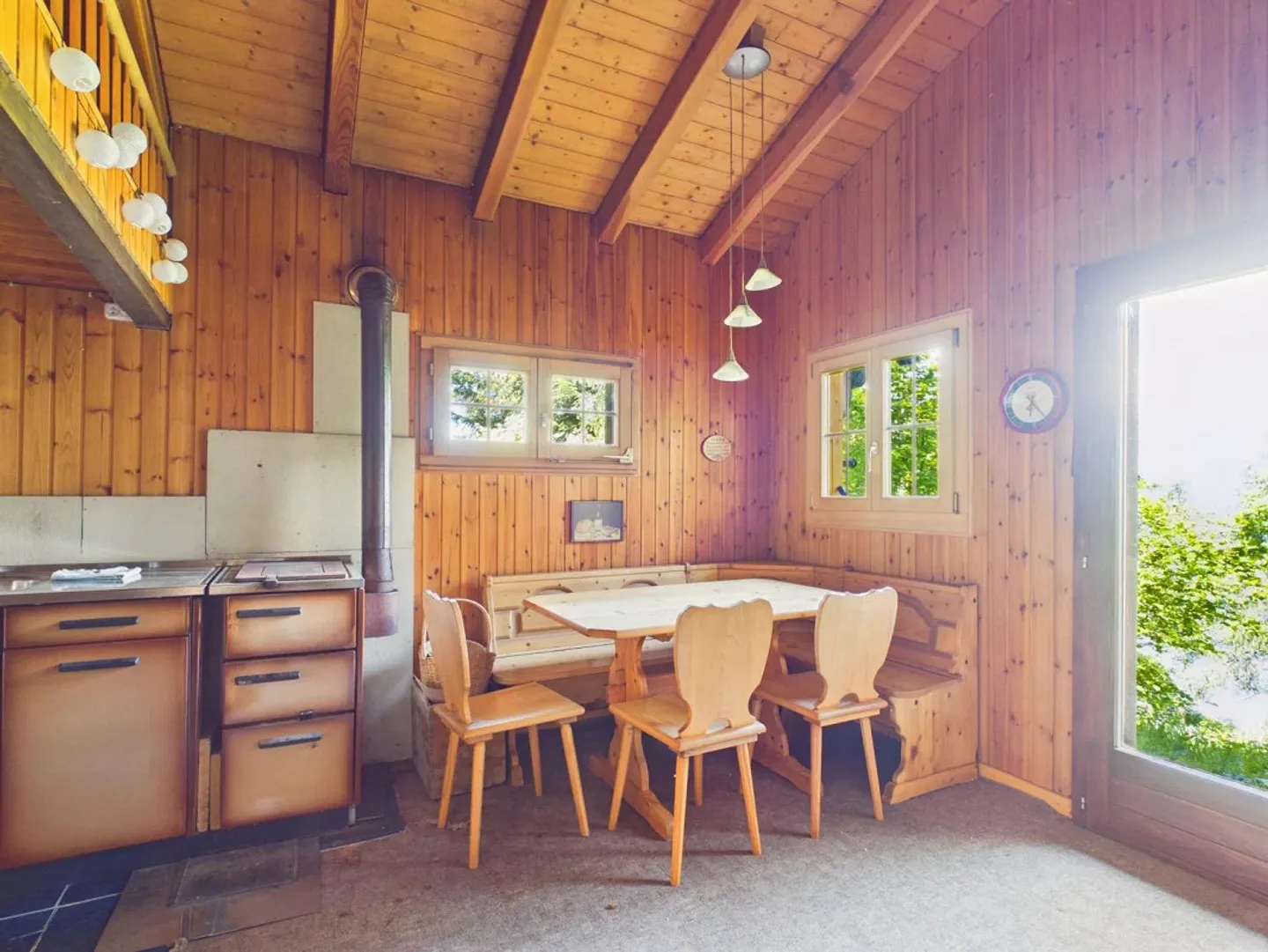 Cottage de sorcière au milieu d'une clairière de mélèzes - Photo 7 sur 16