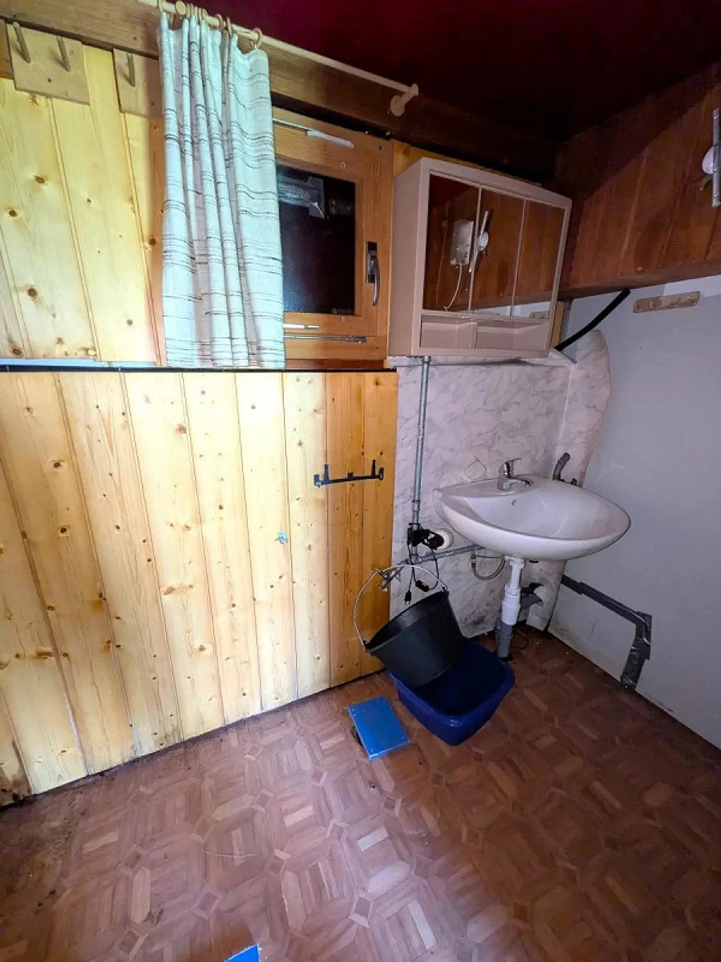 Cottage de sorcière au milieu d'une clairière de mélèzes - Photo 8 sur 16