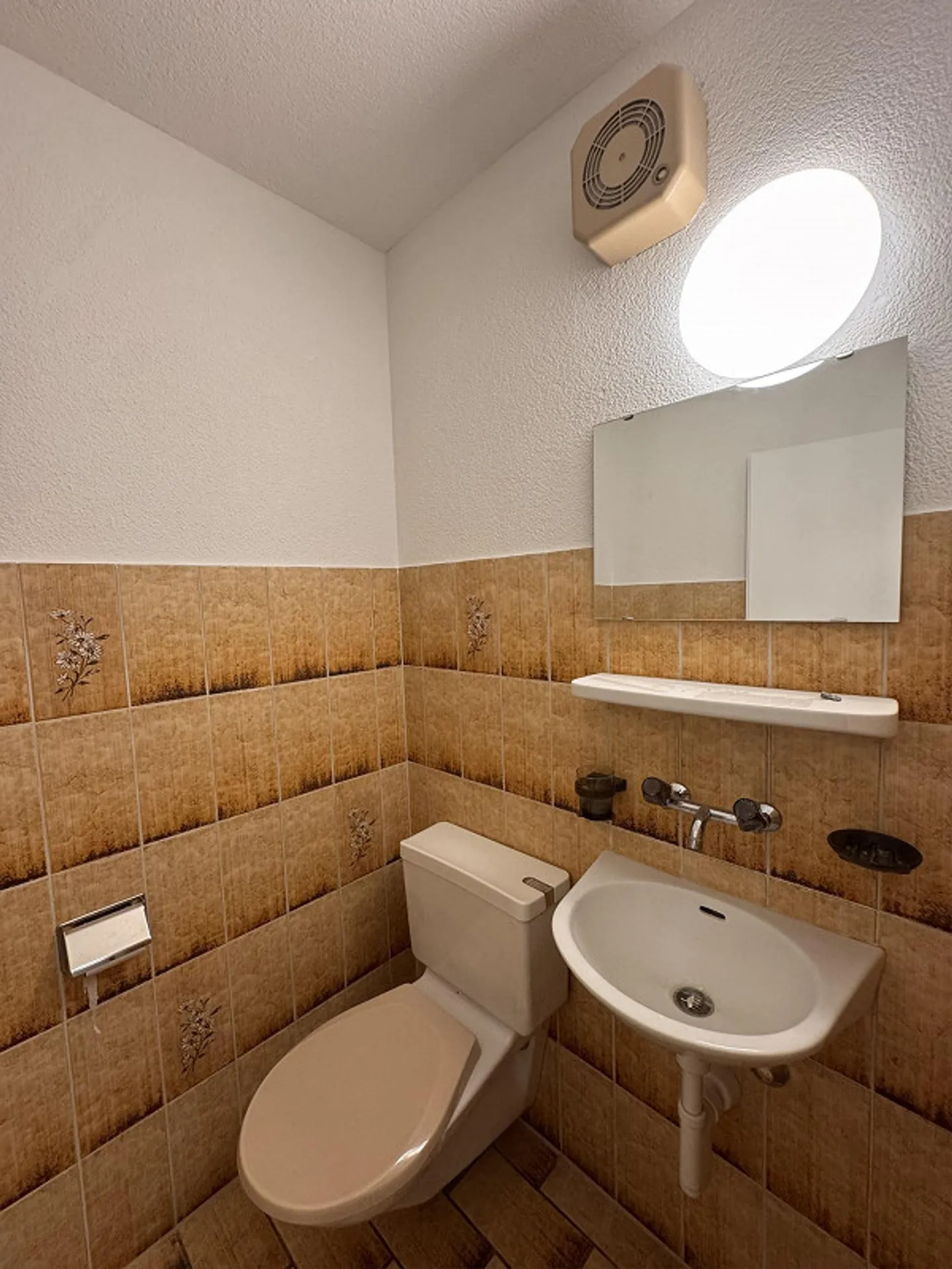 Charming 4.5-room apartment with balcony and garage in Mettmenstetten - Photo 9 of 11