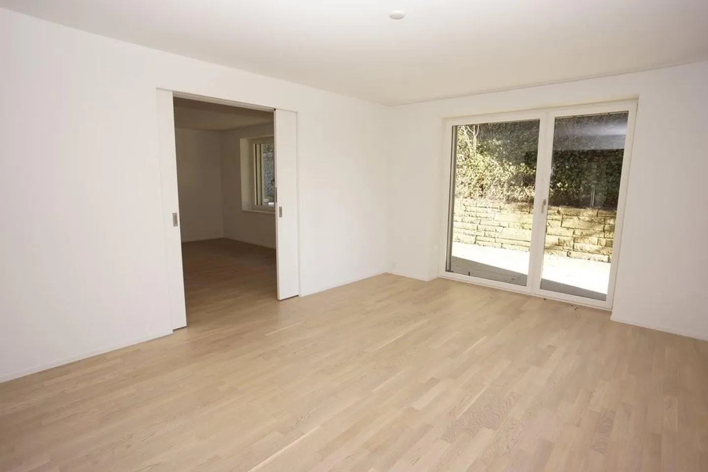 Appartement moderne de 4 pièces au rez-de-chaussée - Photo 2 sur 9