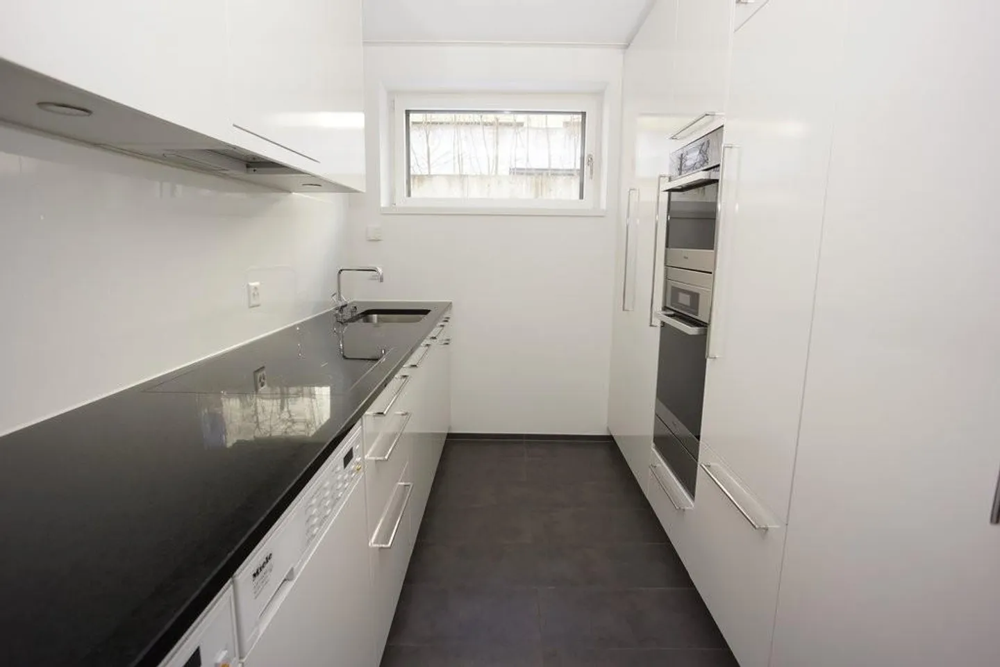 Appartement moderne de 4 pièces au rez-de-chaussée - Photo 4 sur 9