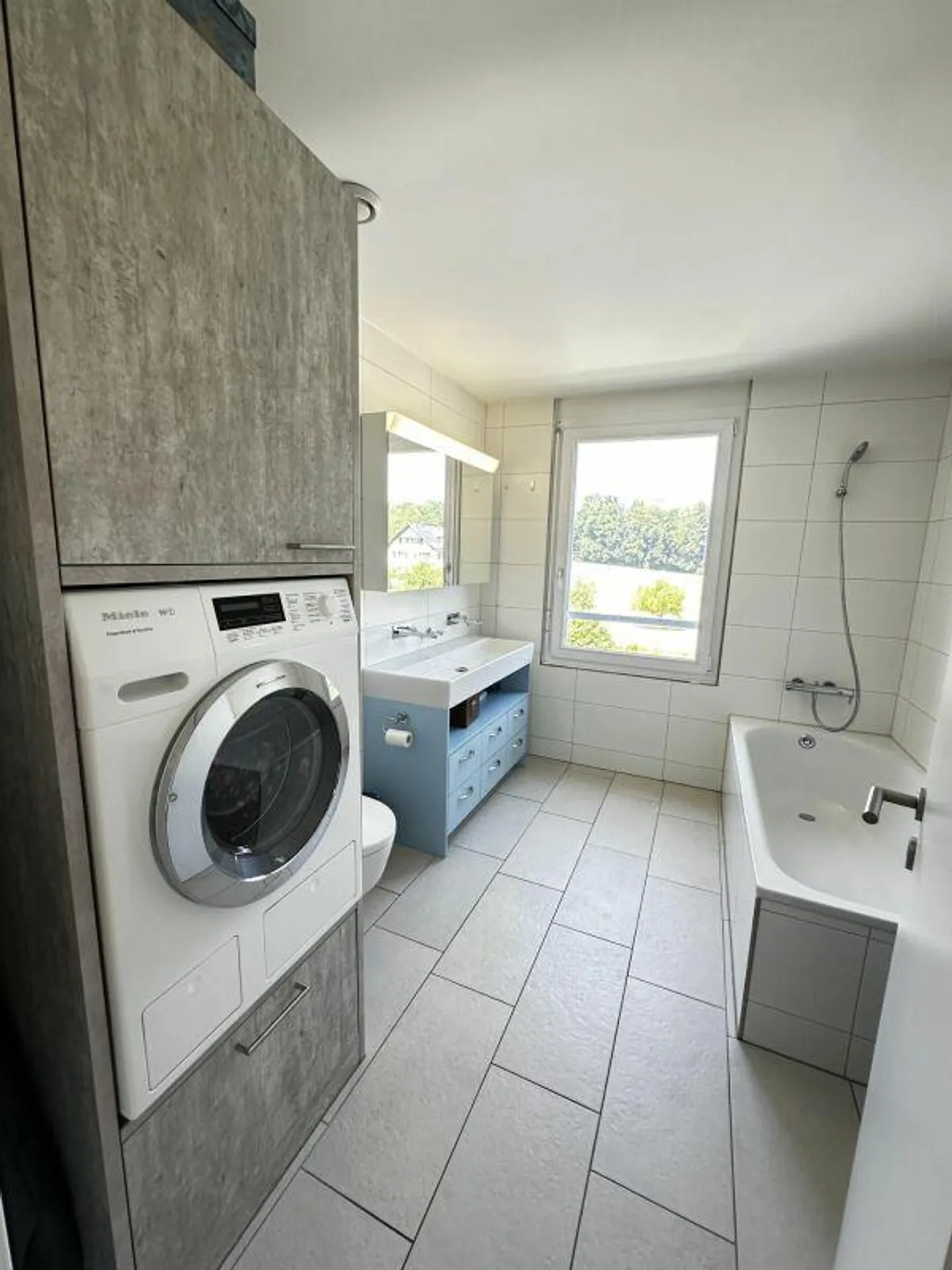 Stylish living meets royal view - Photo 8 of 11