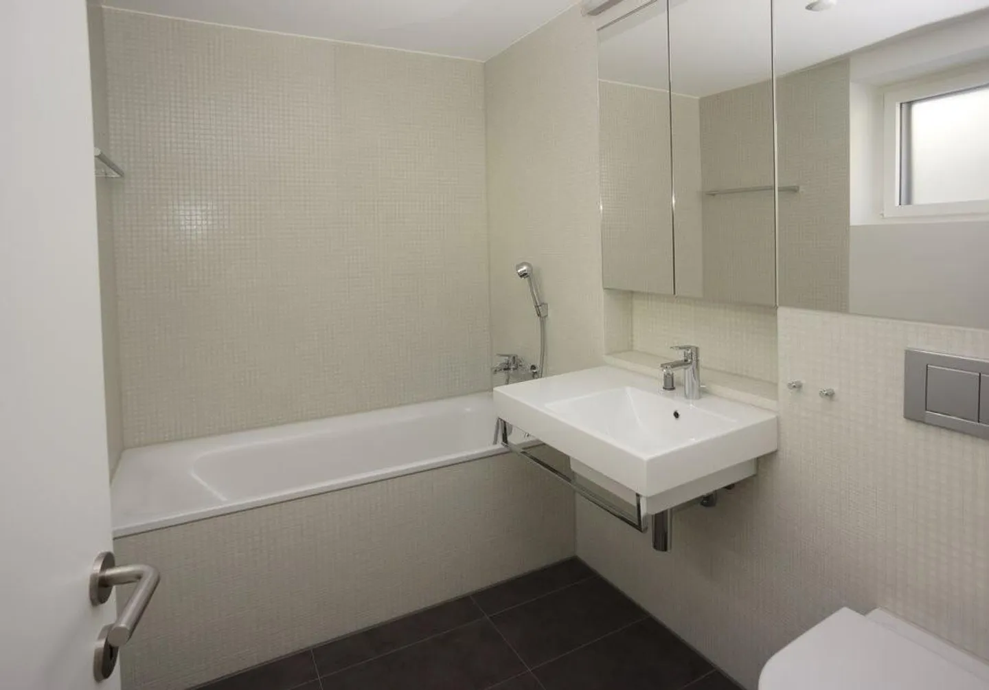 Appartement moderne de 4 pièces au rez-de-chaussée - Photo 8 sur 9