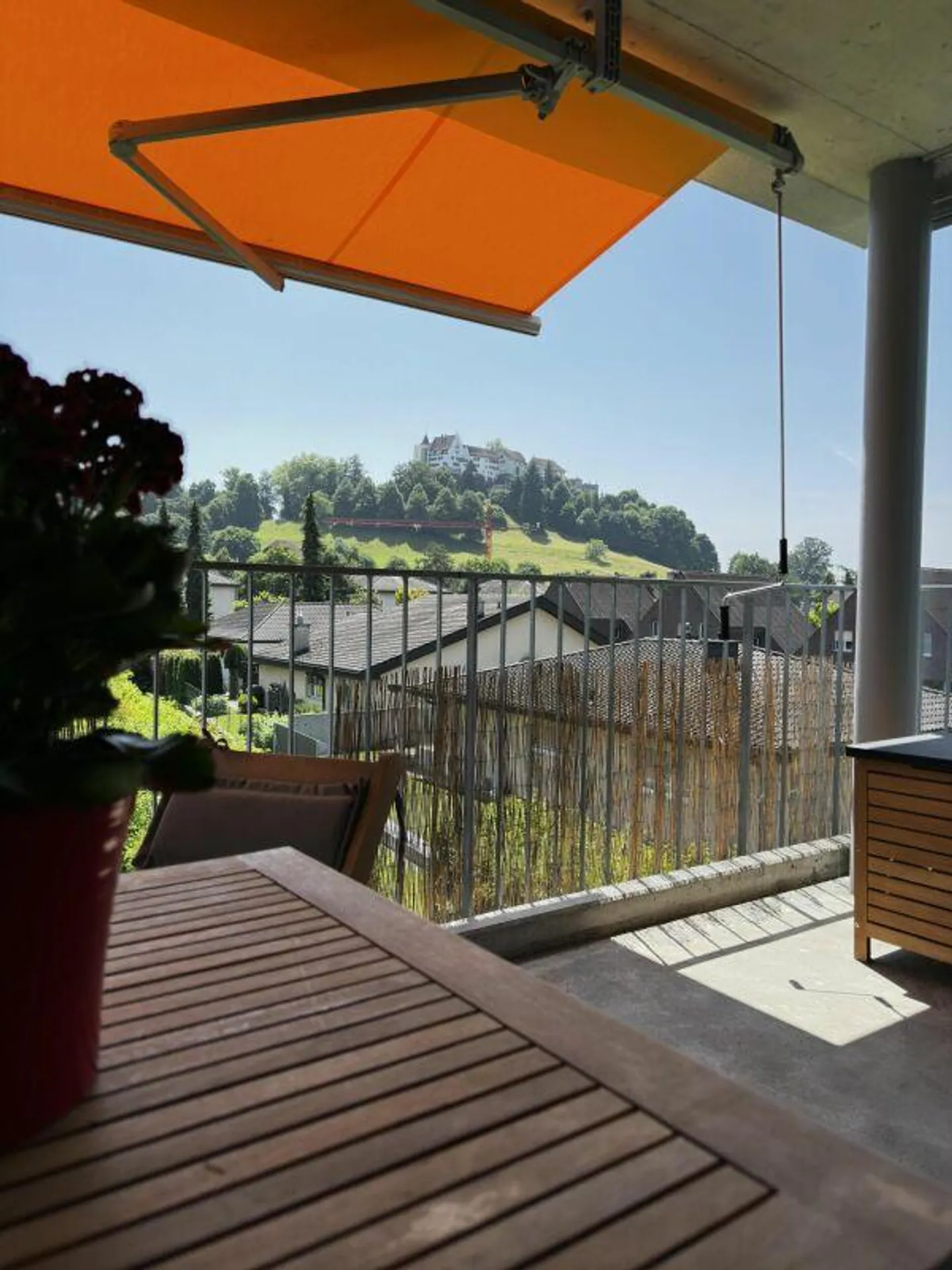 Stylish living meets royal view - Photo 10 of 11