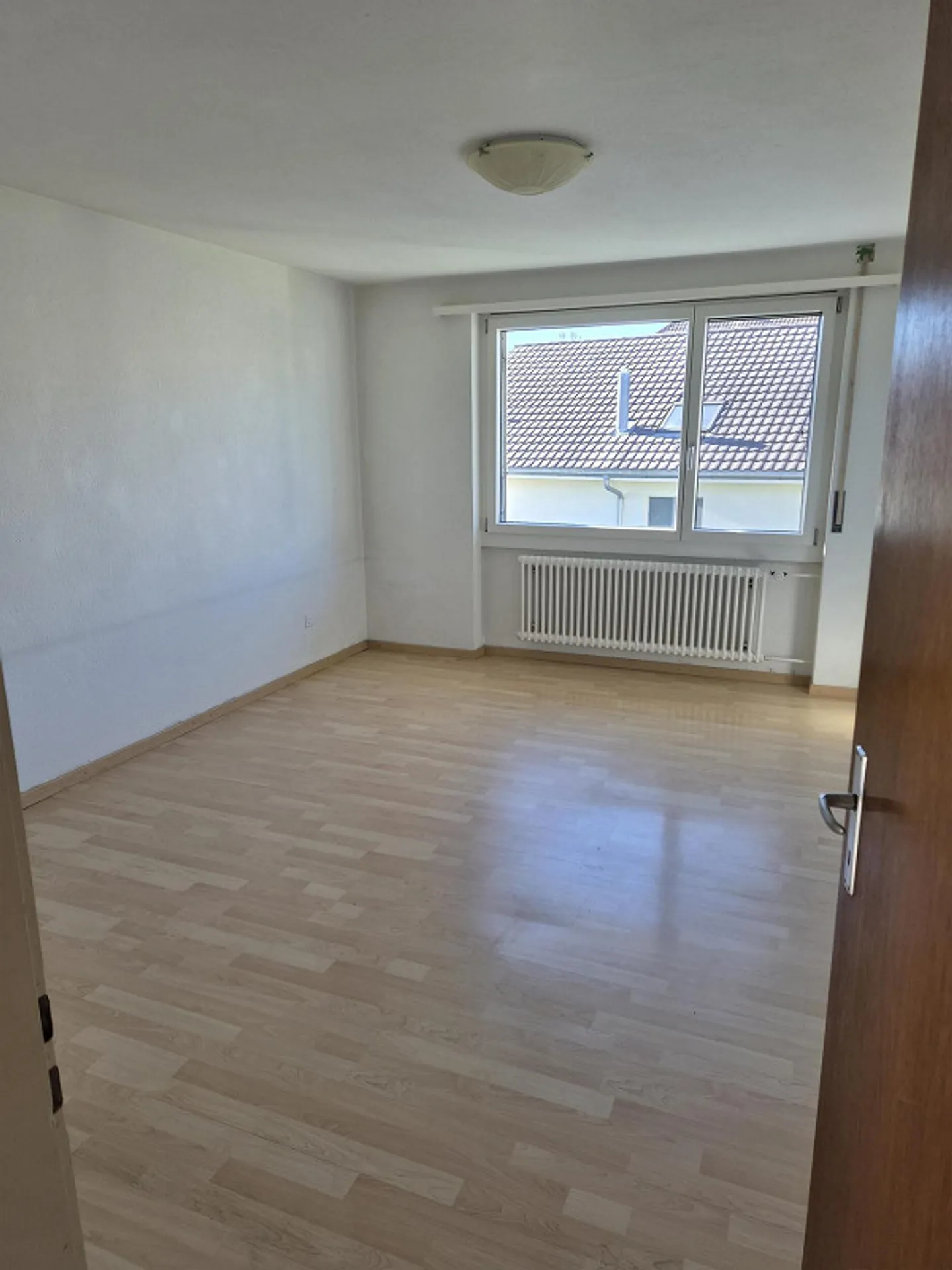 Appartement 3,5 pièces dans une maison bifamiliale à durée limitée - Photo 2 sur 7
