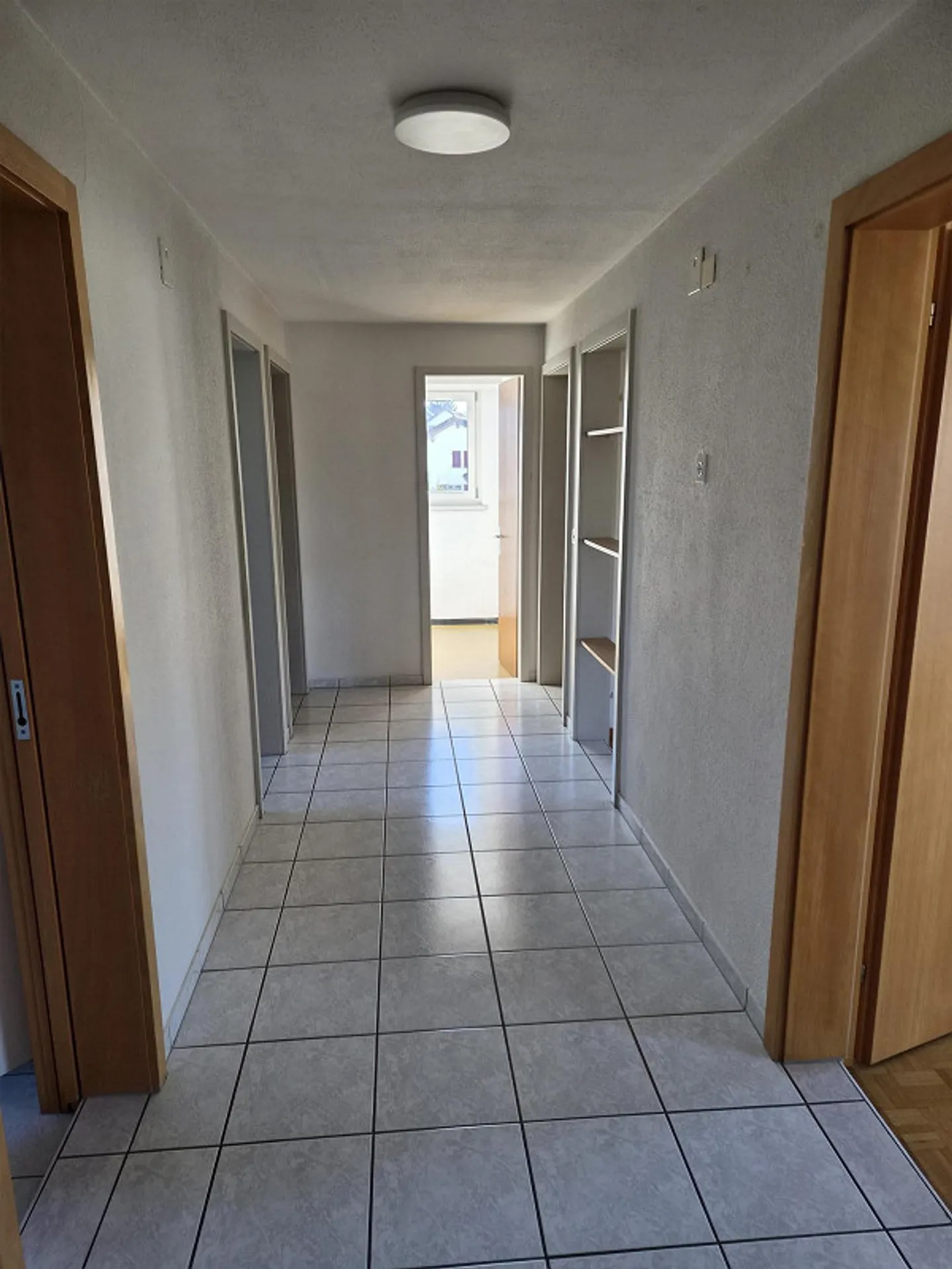 Appartement 3,5 pièces dans une maison bifamiliale à durée limitée - Photo 3 sur 7