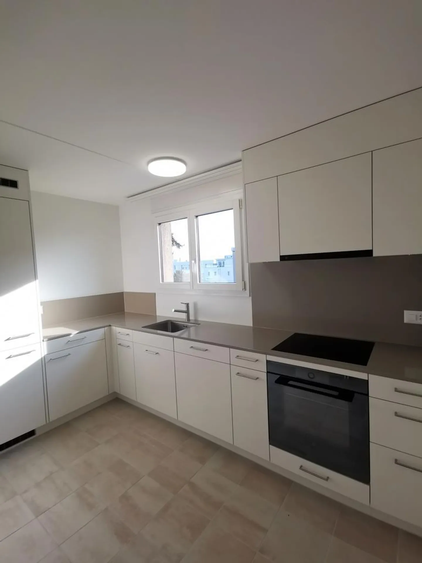 Renovated and Central 4.5-Room Apartment in Oberentfelden - Photo 1 of 8