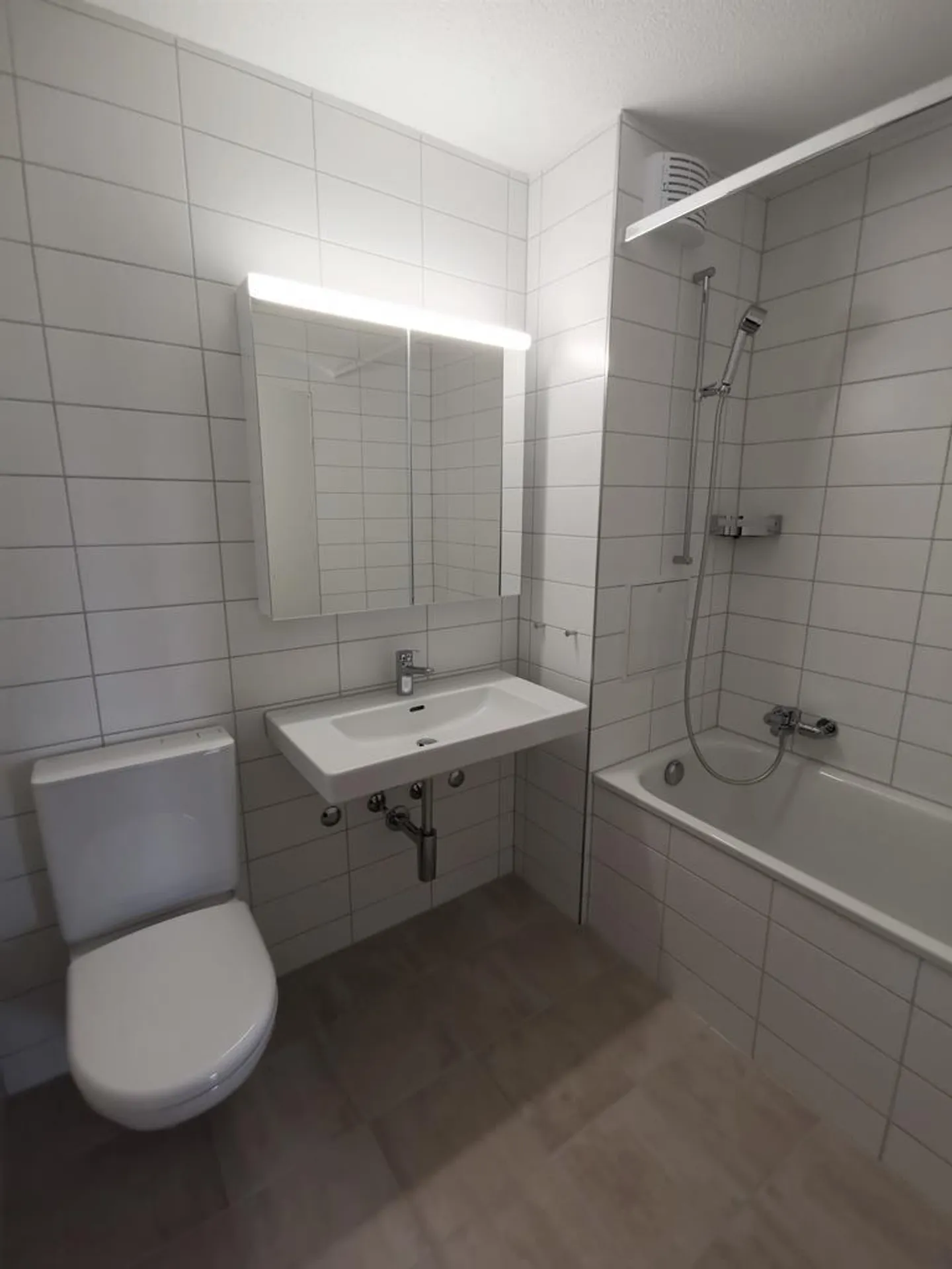 Renovated and Central 4.5-Room Apartment in Oberentfelden - Photo 3 of 8