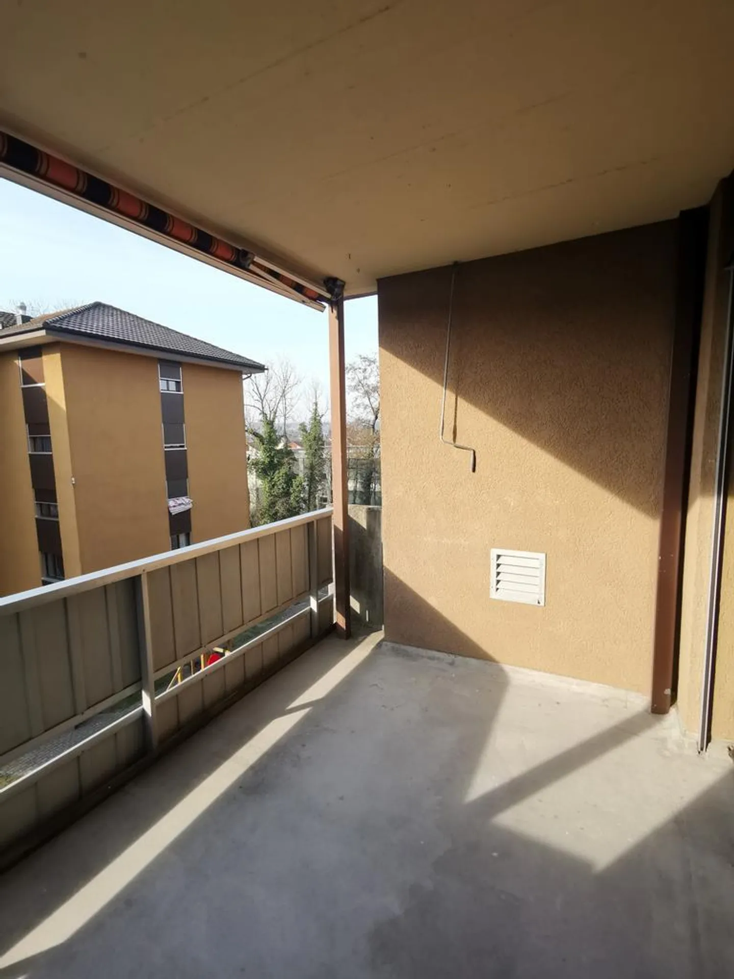 Renovated and Central 4.5-Room Apartment in Oberentfelden - Photo 8 of 8