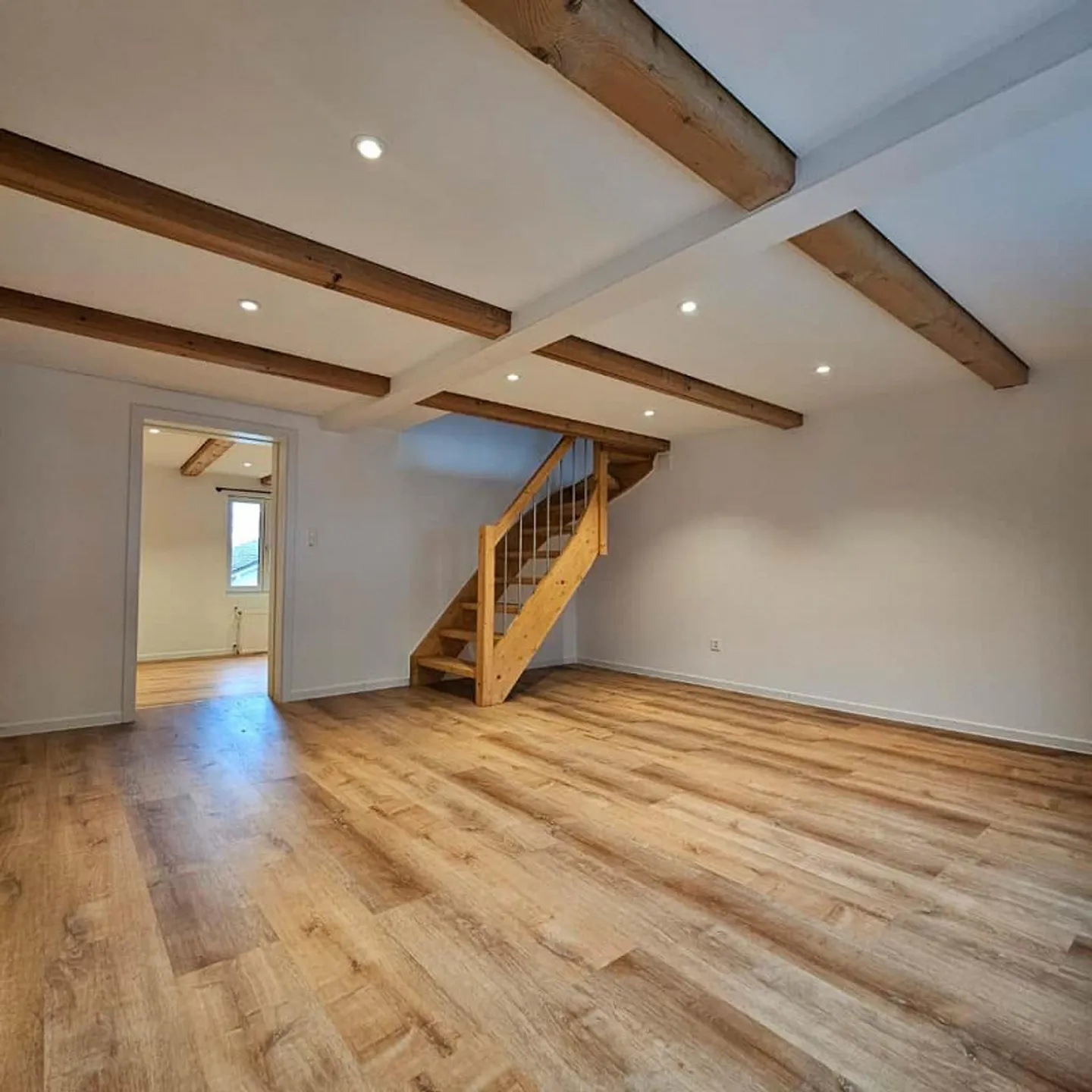 Ampio appartamento duplex di 4,5 locali con concetto di spazio aperto - Foto 2 di 9