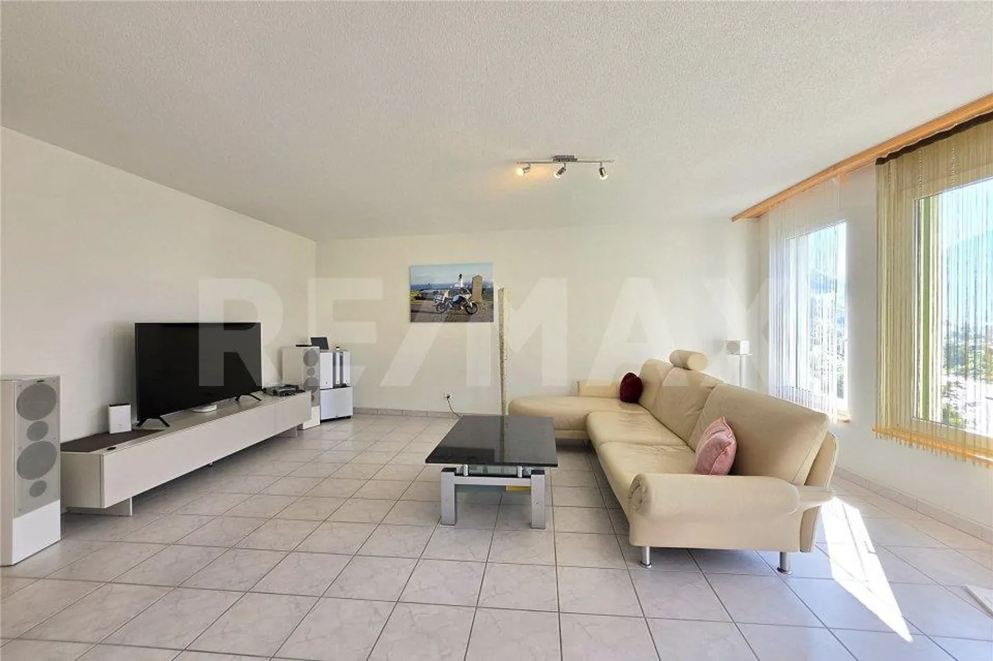 Well-maintained 4.5-room condominium in a preferred residential area in Susten - Photo 3 of 13