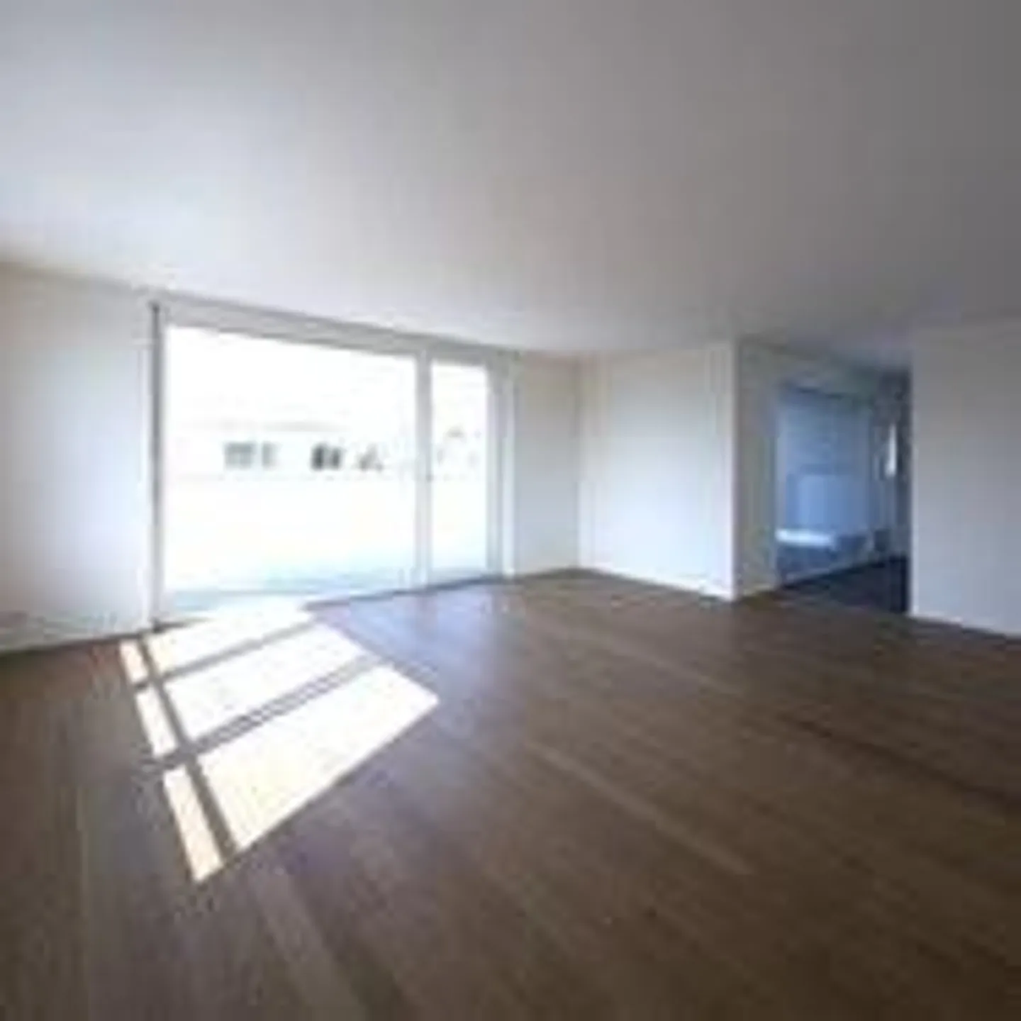 Modern 4.5-Room Apartment in Pfäffikon - Photo 3 of 6