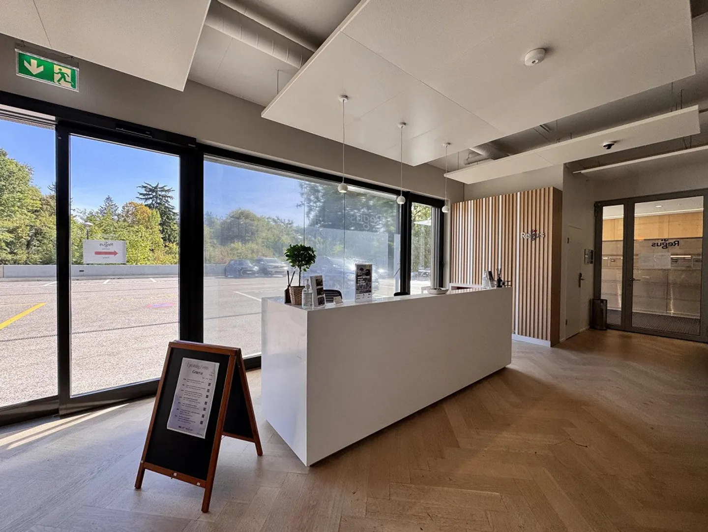 Privatbüro für 2 am Regus Airport - Foto 3 von 8