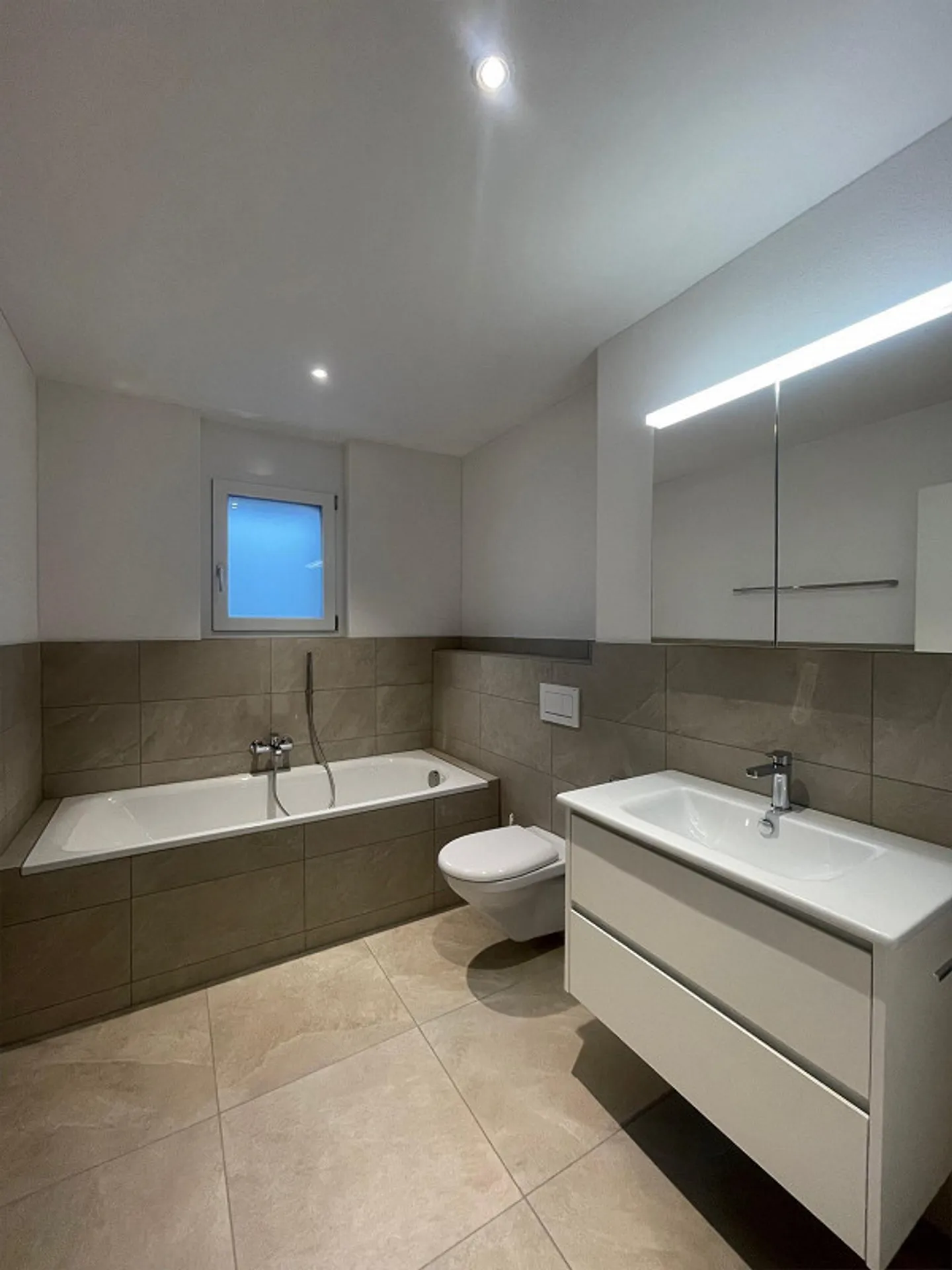 Luxuriöse 4.5 Zimmer-Wohnung mit wunderschöner Aussicht - Foto 3 von 8