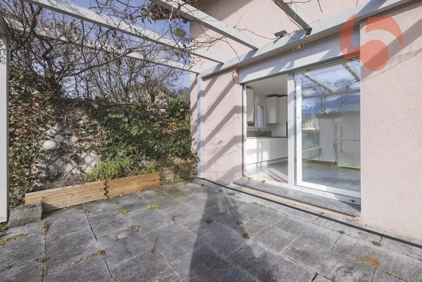 Schönes freistehendes Haus in einer ruhigen und sonnigen Wohngegend - Foto 10 von 22