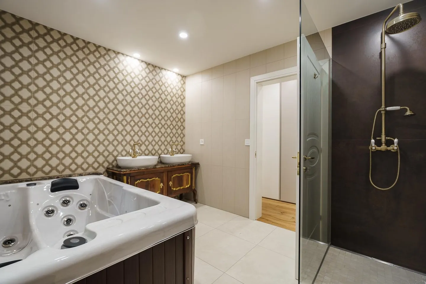 Property with over 13,000 m² with outbuilding and swimming pool - Photo 4 of 25