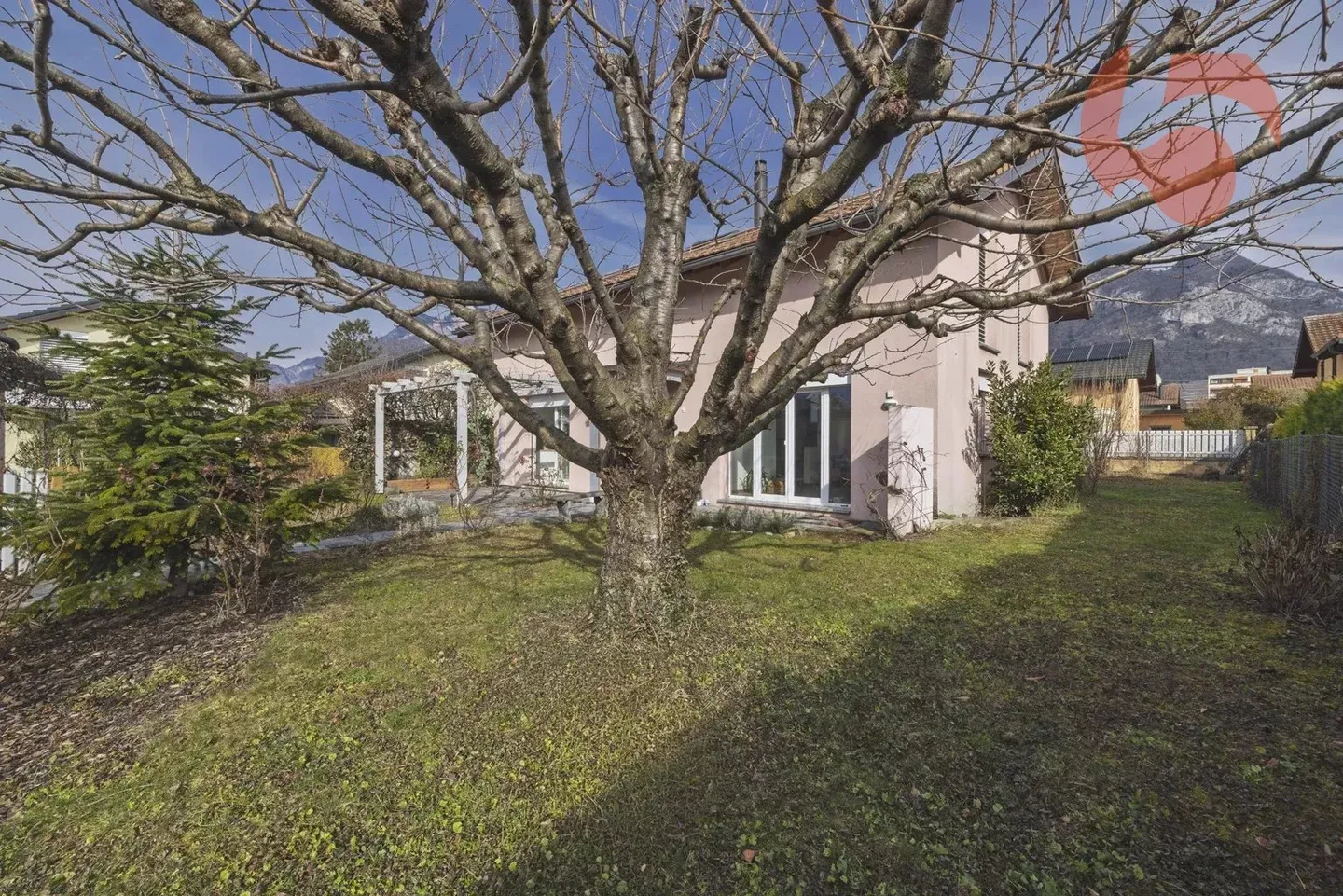 Schönes freistehendes Haus in einer ruhigen und sonnigen Wohngegend - Foto 13 von 22