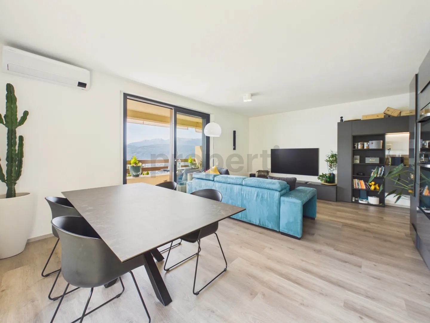 Charming Apartment with Lake View - Photo 5 of 13