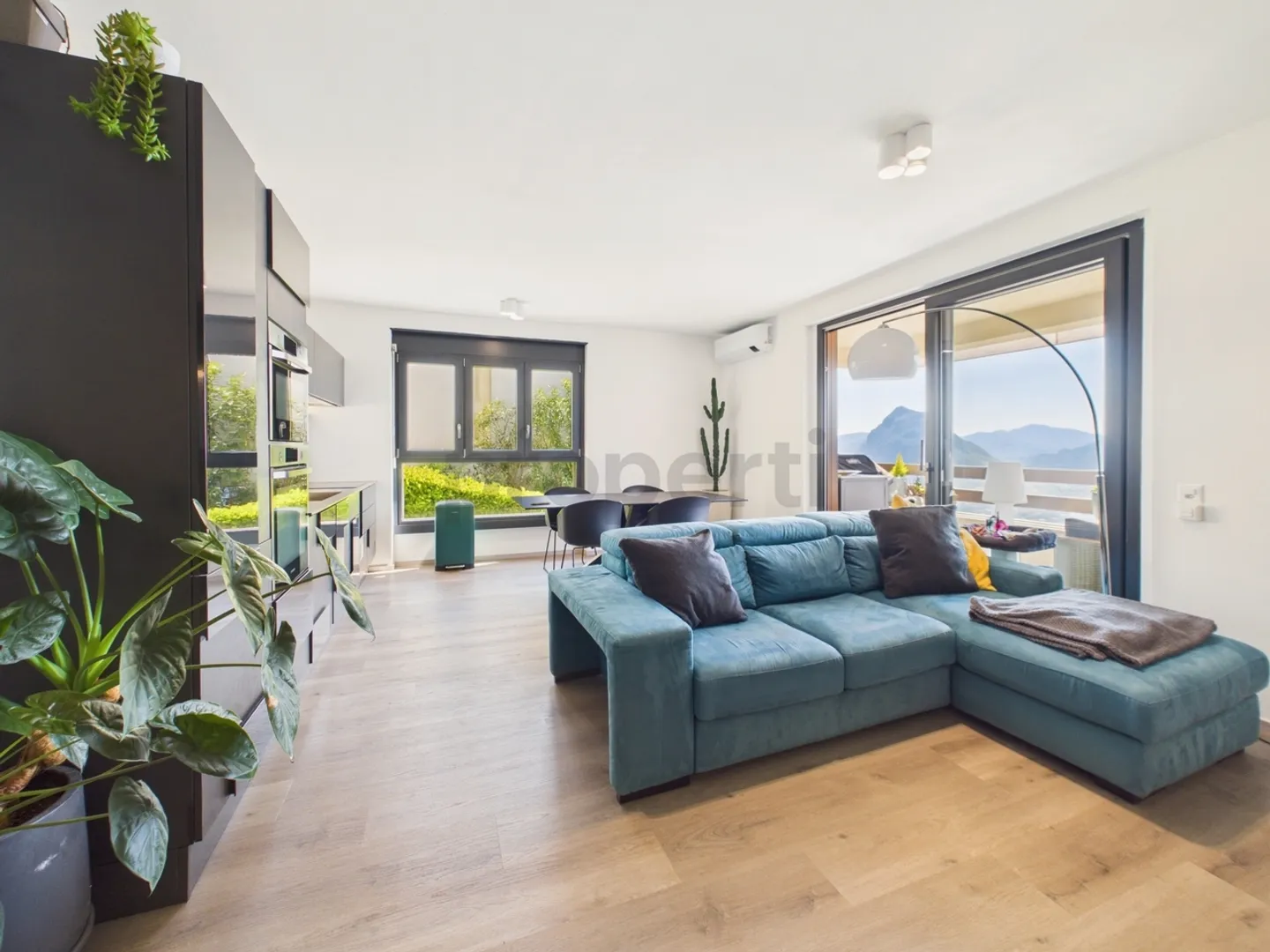 Charming Apartment with Lake View - Photo 6 of 13