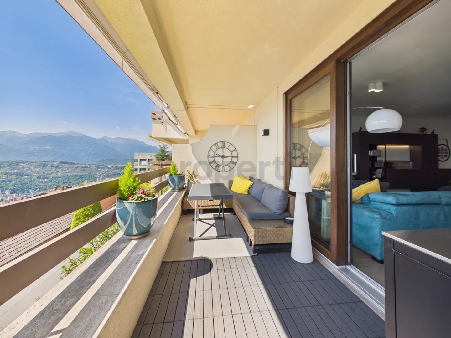 Charming Apartment with Lake View - Photo 8 of 13