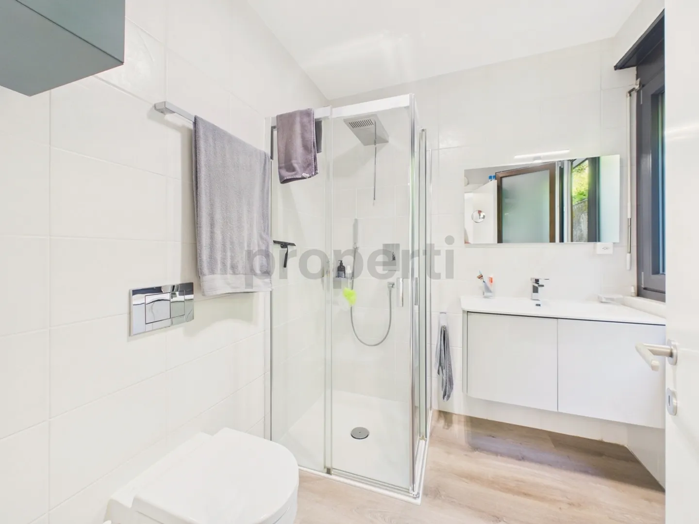 Charming Apartment with Lake View - Photo 12 of 13