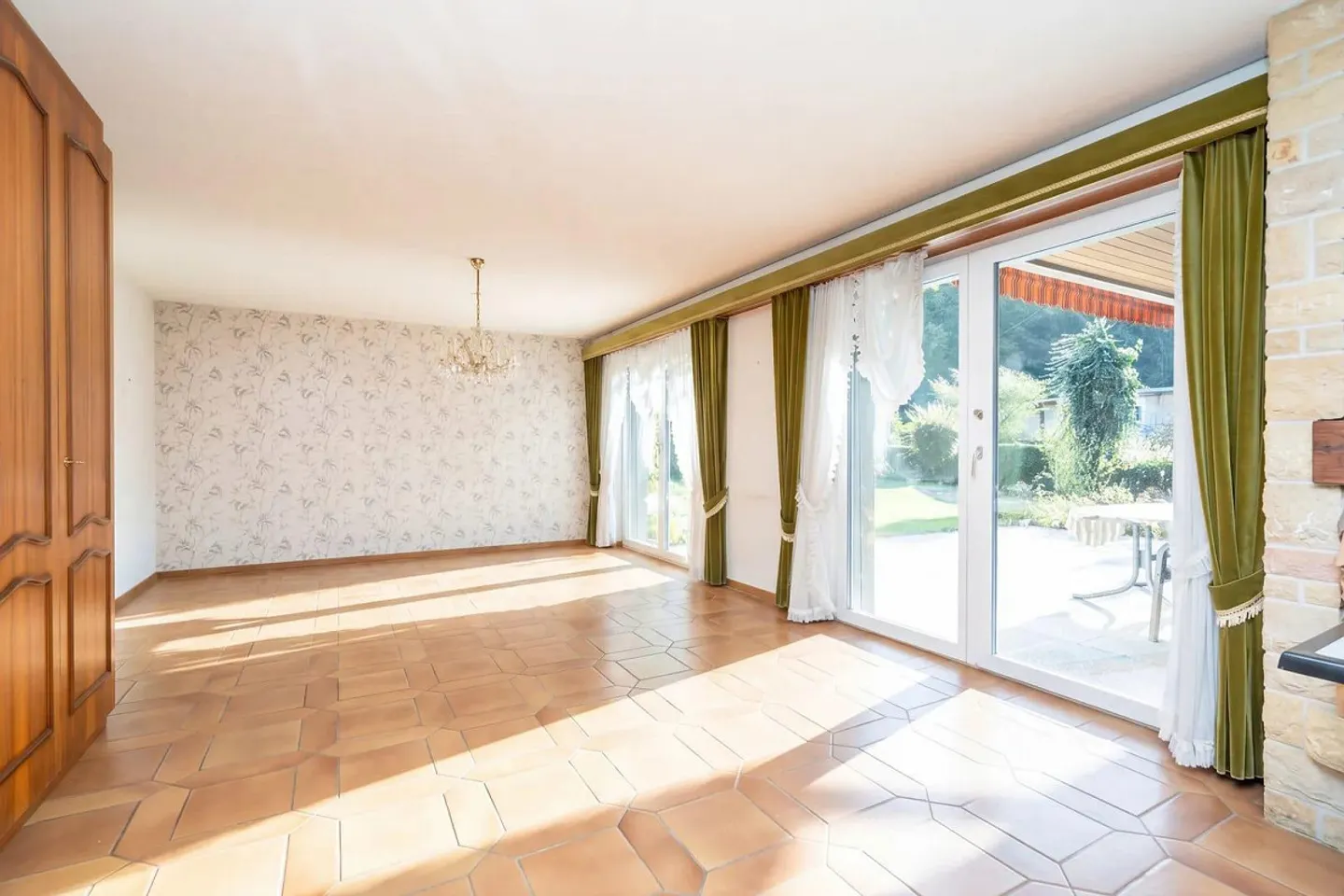 Casa unifamiliare indipendente con appartamento separato e riserva di terreno - Foto 3 di 13