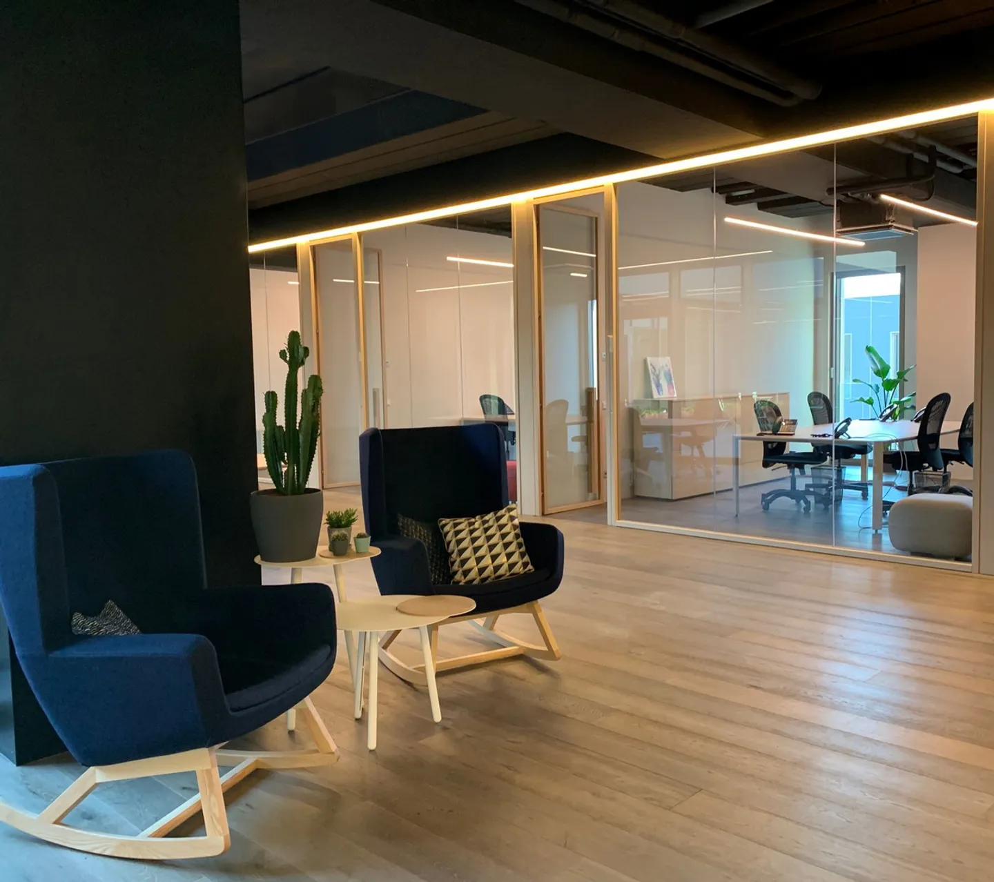 2 Fully Furnished Offices: 18m2 at CHF 850.- and 20m2 at CHF 950.- - Photo 3 of 7