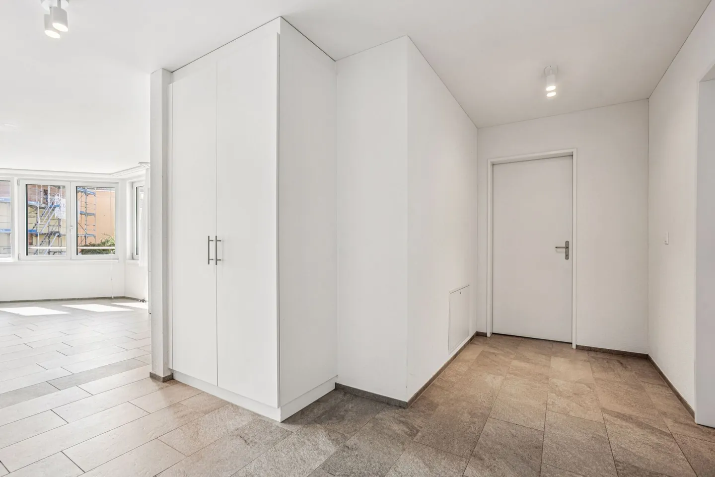 Appartamento 3.5 stanze come nuovo con giardino privato in posizione centrale - Foto 2 di 13
