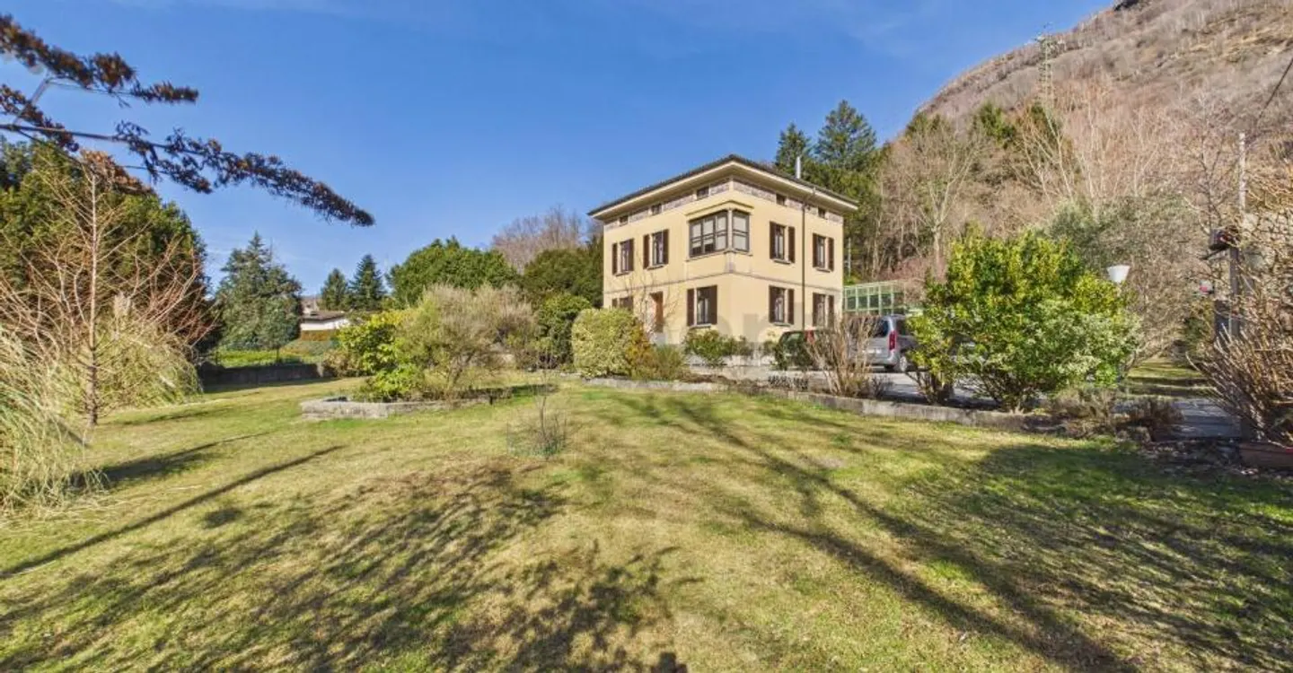 Elegante Villa mit 8,5 Zimmern, hochwertigen Ausstattungen und großer Garage, Monteceneri - Foto 1 von 12