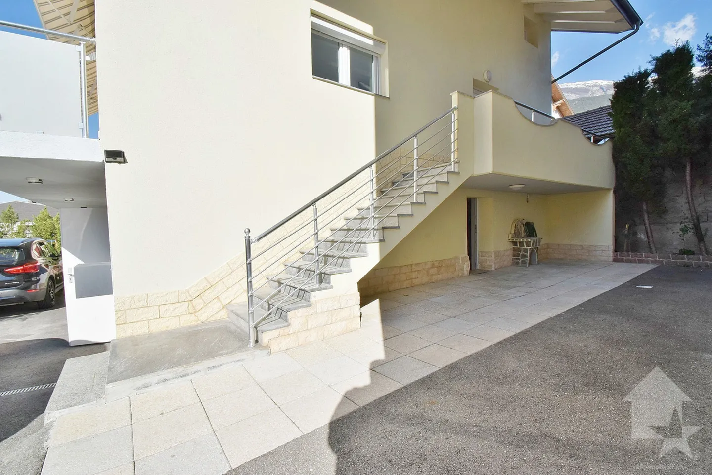 Spacious villa, completely renovated in 2014, center of Plan Conthey - Photo 2 of 21