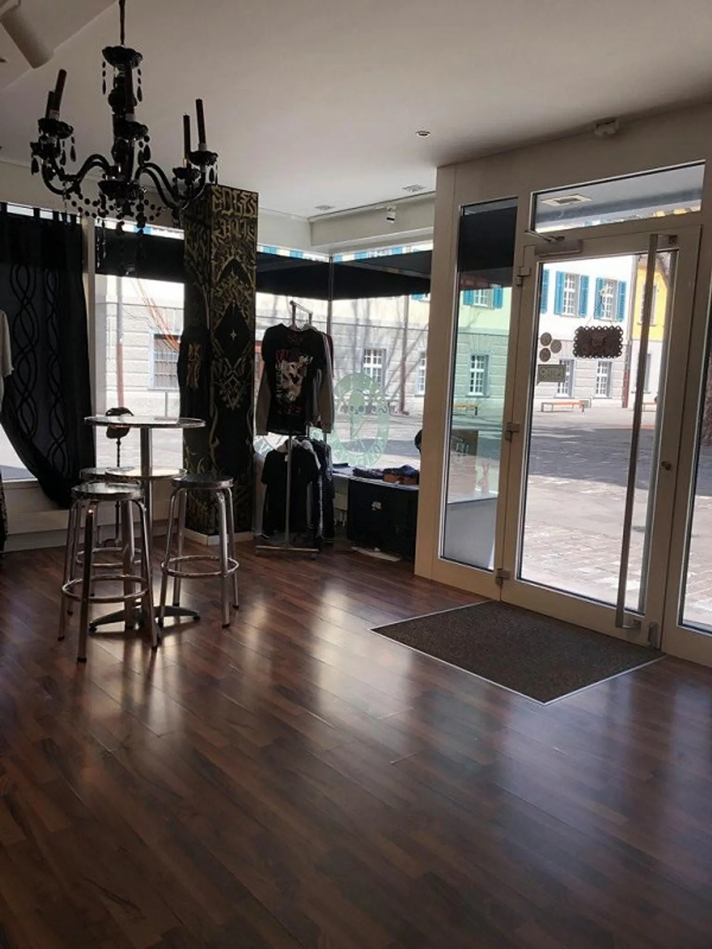 Spacious retail space in a central location - Photo 2 of 5