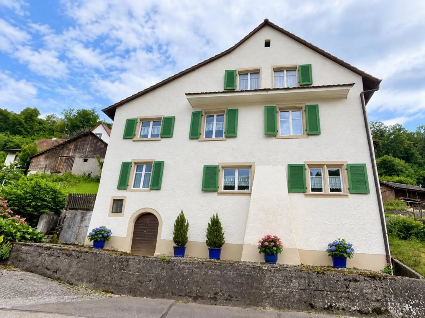 Propriété spacieuse avec 2 unités résidentielles et potentiel - Photo 1 sur 12