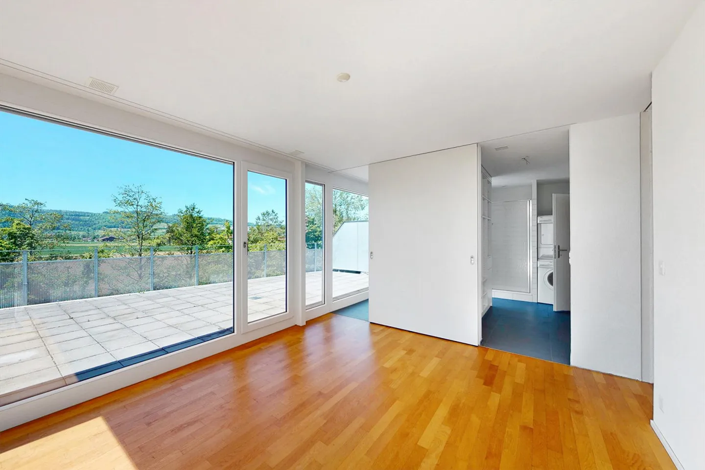 Beautiful penthouse apartment with a view of greenery - Photo 5 of 13