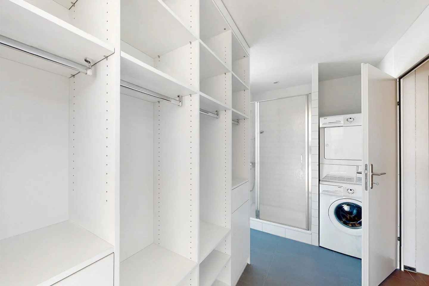 Beautiful penthouse apartment with a view of greenery - Photo 6 of 13